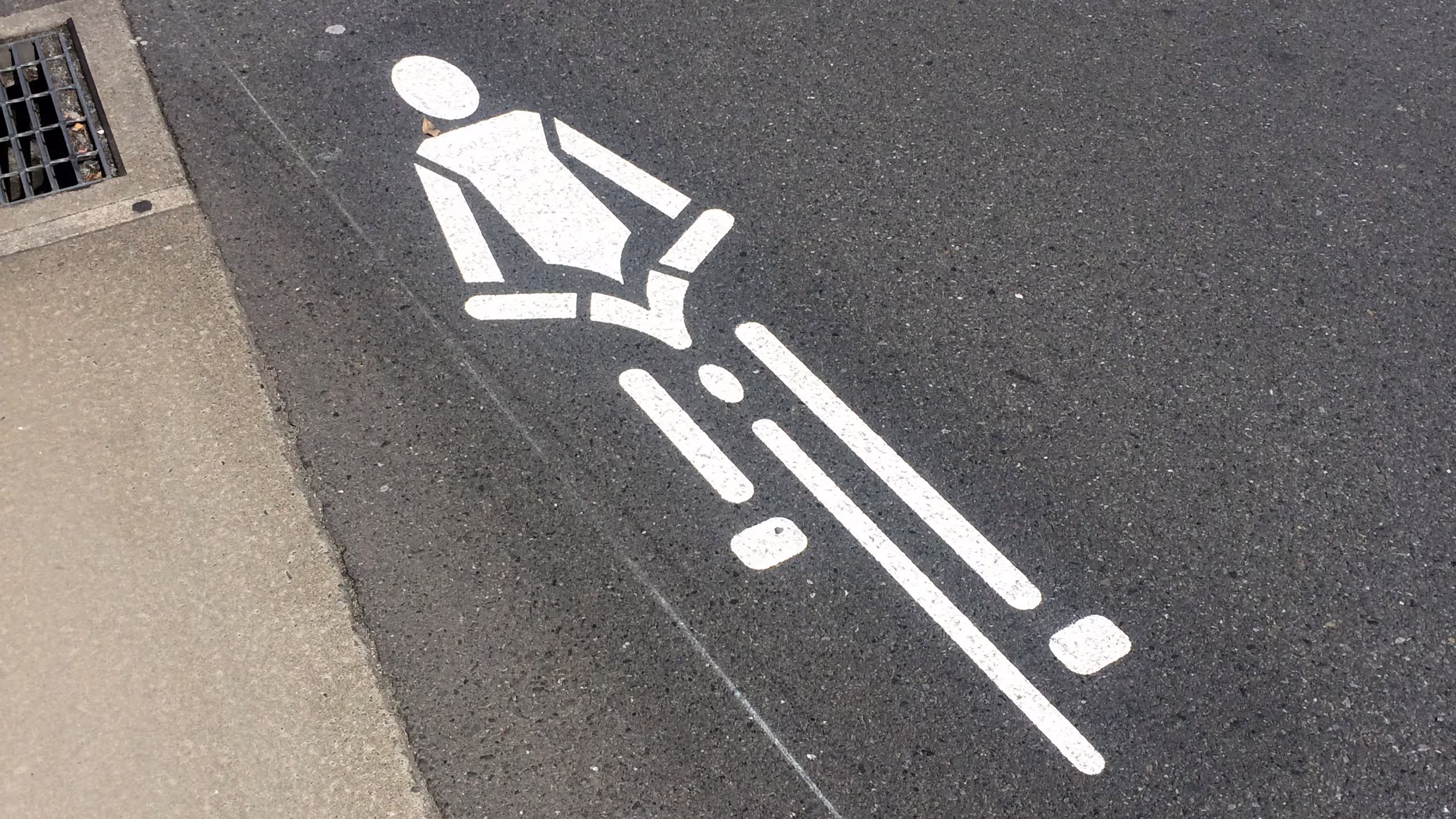 自転車専用レーンのステンシル。