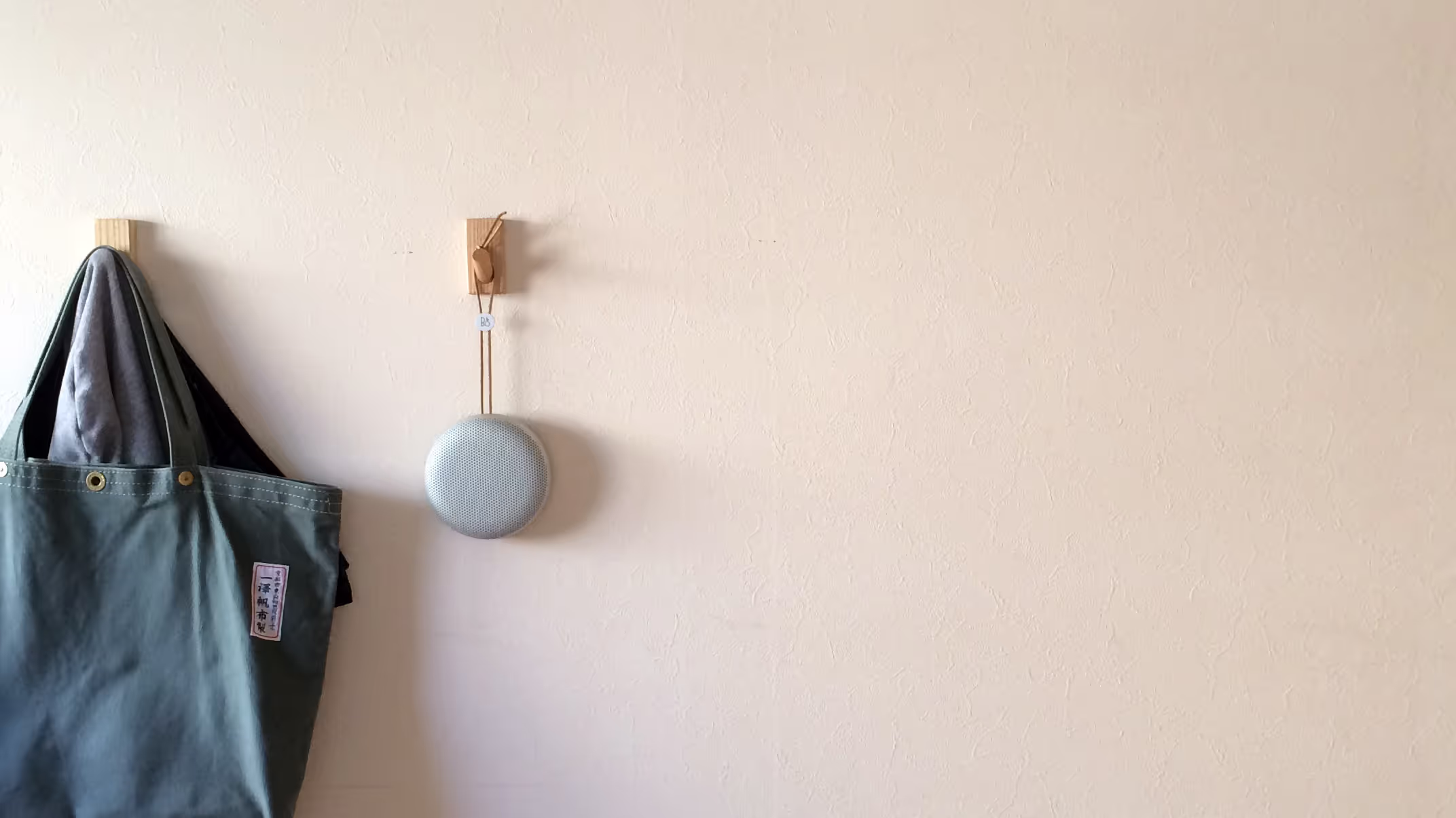 フックを使ってBeoplay A1を壁掛けした様子。