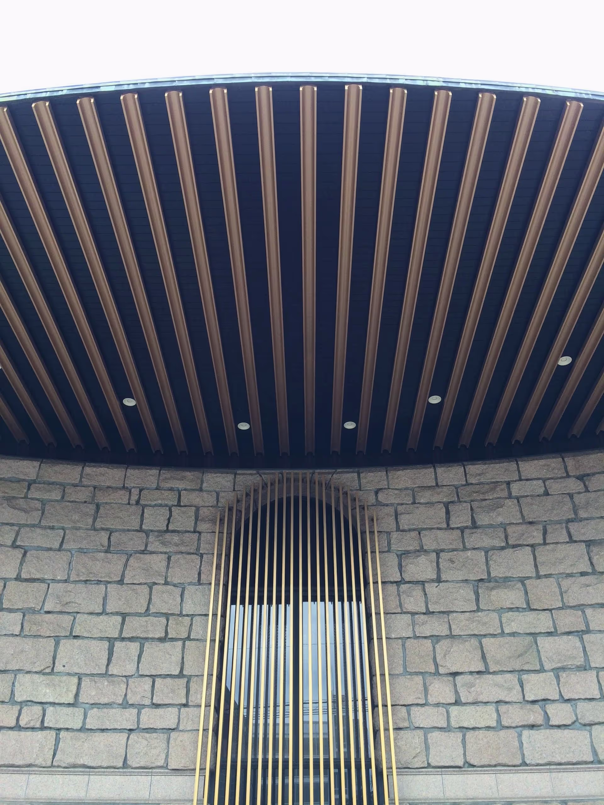 松涛美術館の迫力のある屋根が出迎えてくれる。