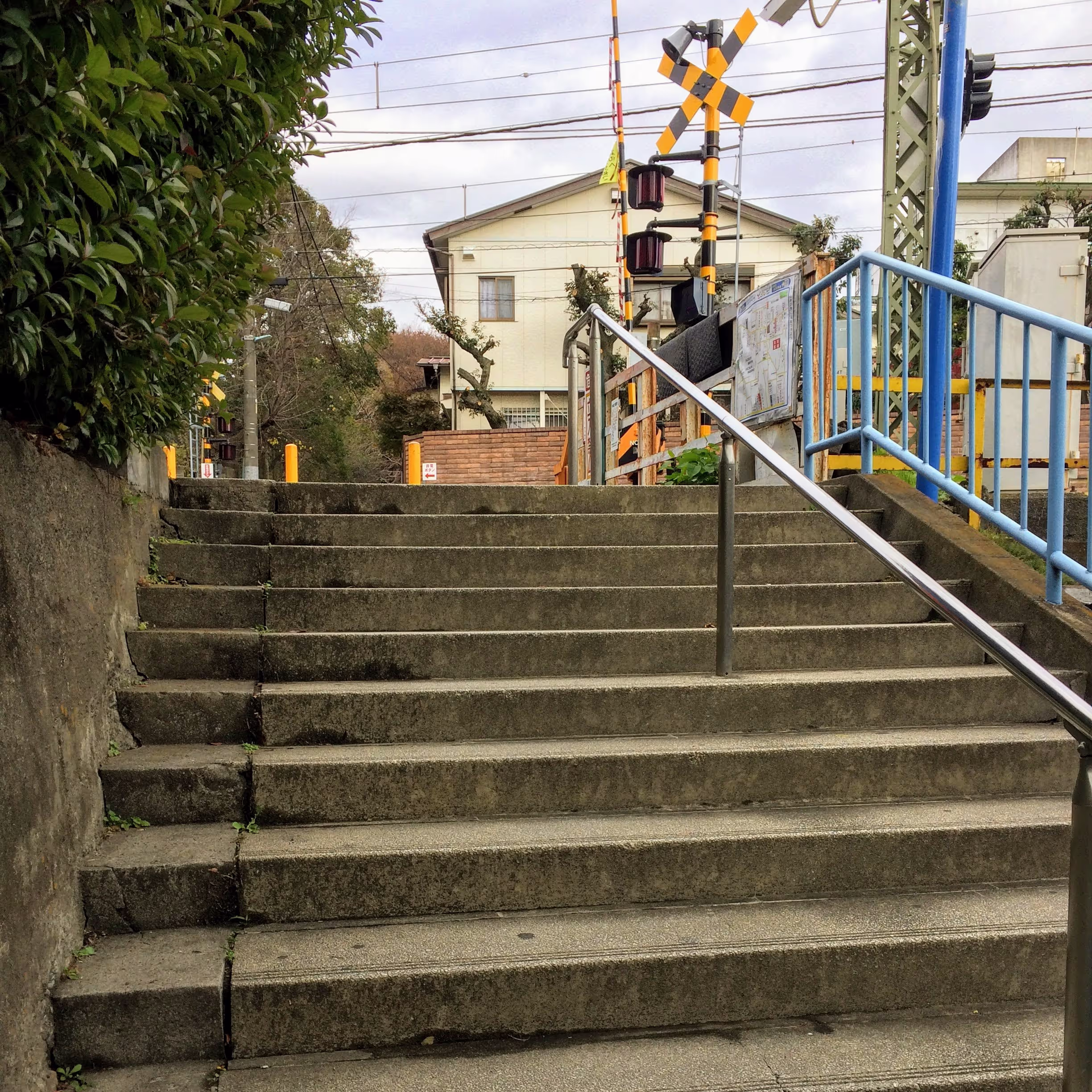 駒場東大前から少し東へ歩き、北に折れる道へ進むと階段が見つかる。