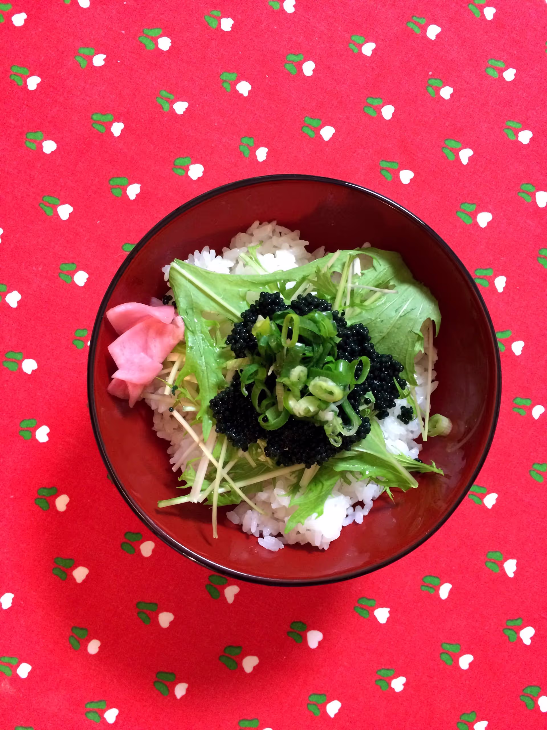 ランプフィッシュ・キャビアと水菜の丼もの、薬味に万能ねぎと赤カブの甘酢漬けを添えている。