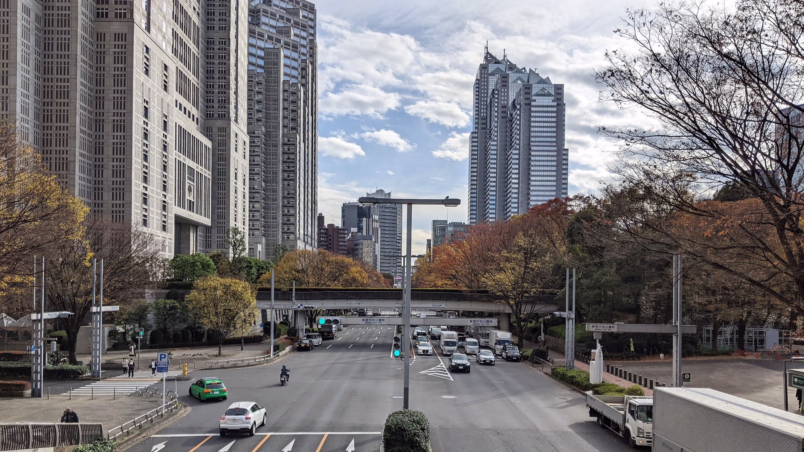高いビルに囲まれているが、片道4車線の広い道路から公園へと一気に開ける