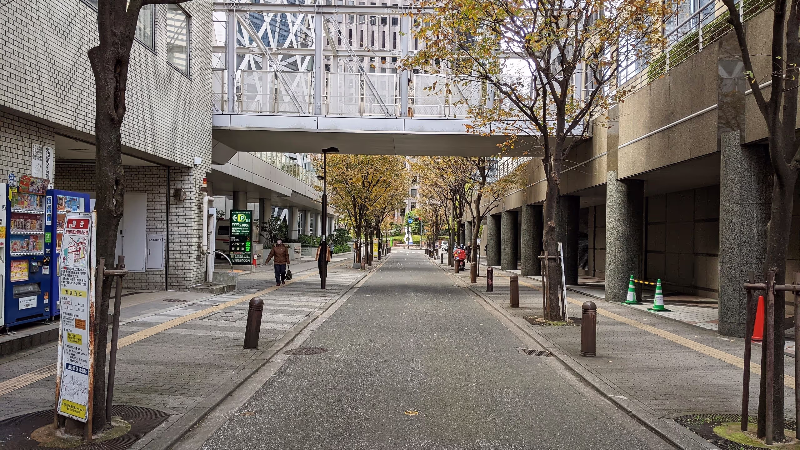 SOMPO美術館に向かうギャラリー通りからはコクーンタワーとエルタワーをつなぐ渡り廊下が見える