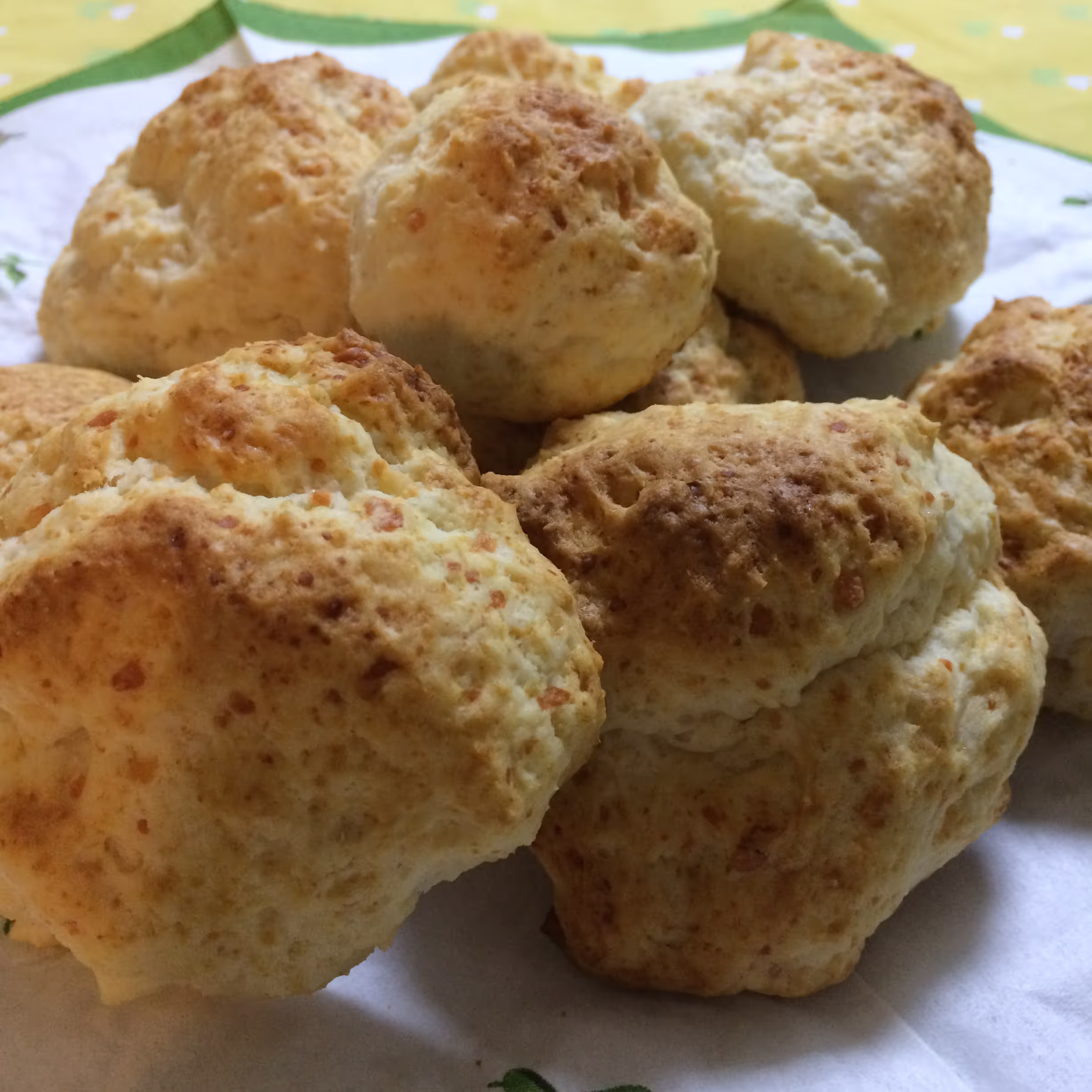 焼きたてのスコーン、ところどころ濃く焦げているところはチーズ。