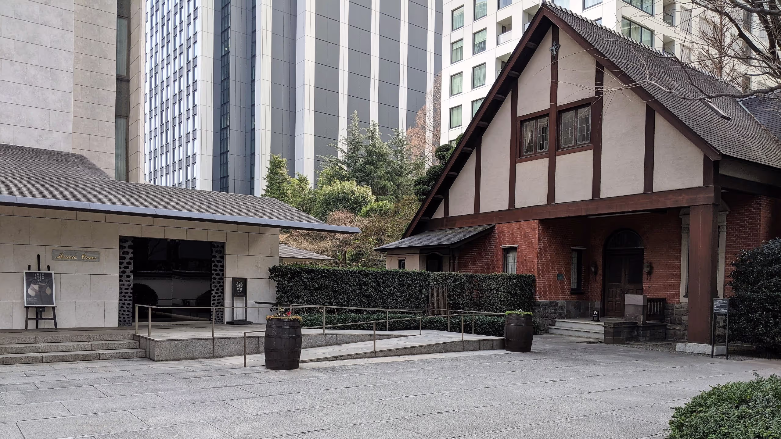 高層ビルに囲まれつつ、ビルにくっついた平屋の美術館棟と旧来の屋敷が、あまり違和感なく並ぶ、ある意味異様な光景