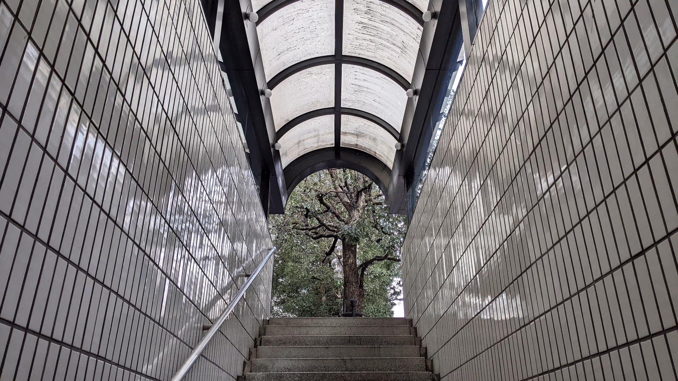 首都高の下の道路の下をくぐる地下横断歩道の新しくも古くもないあしらい