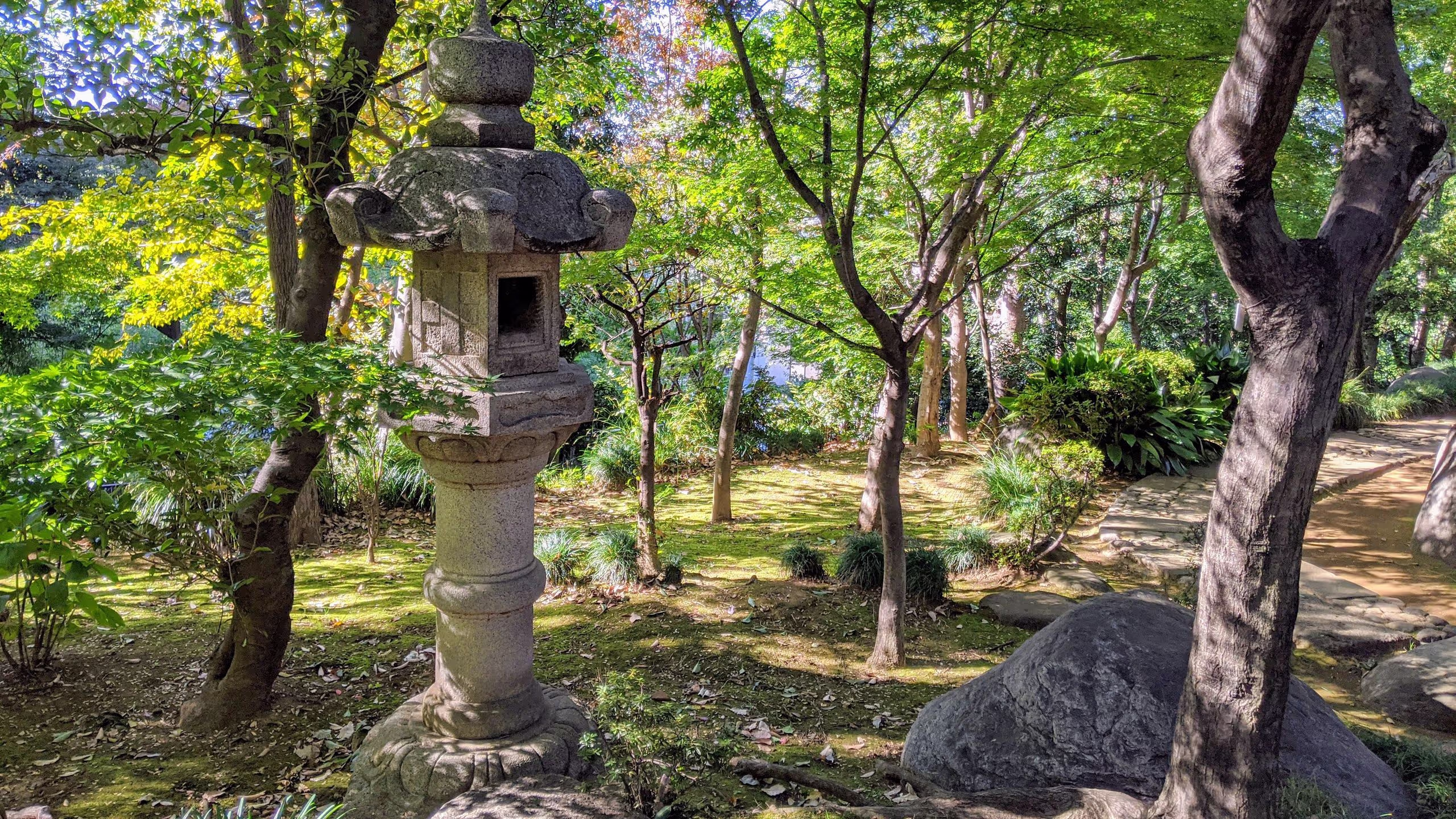 旧朝倉家住宅の庭園は、広さの割に奥行きが感じられる。