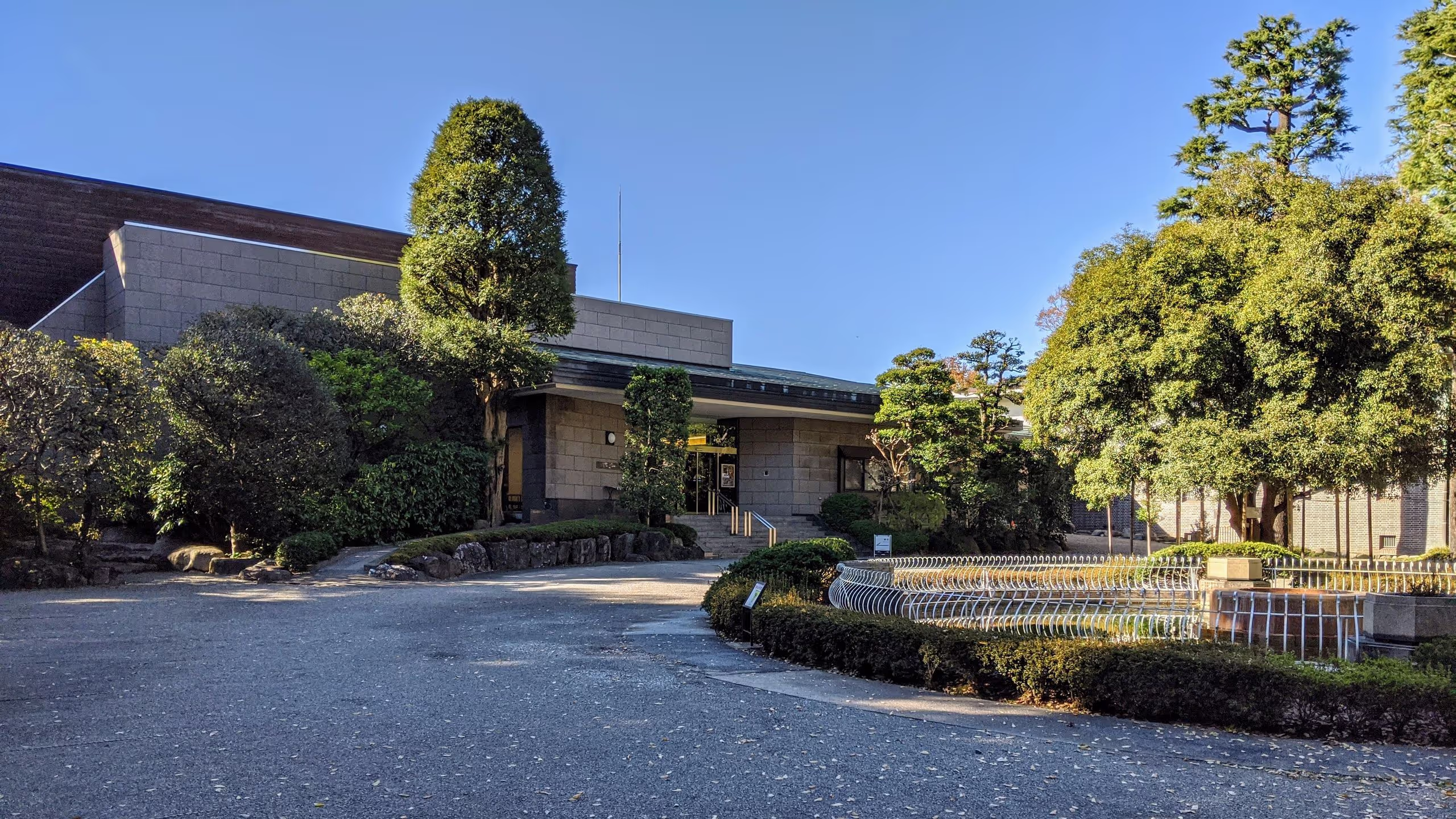 美術館は、文庫の南に別棟として建っていた。