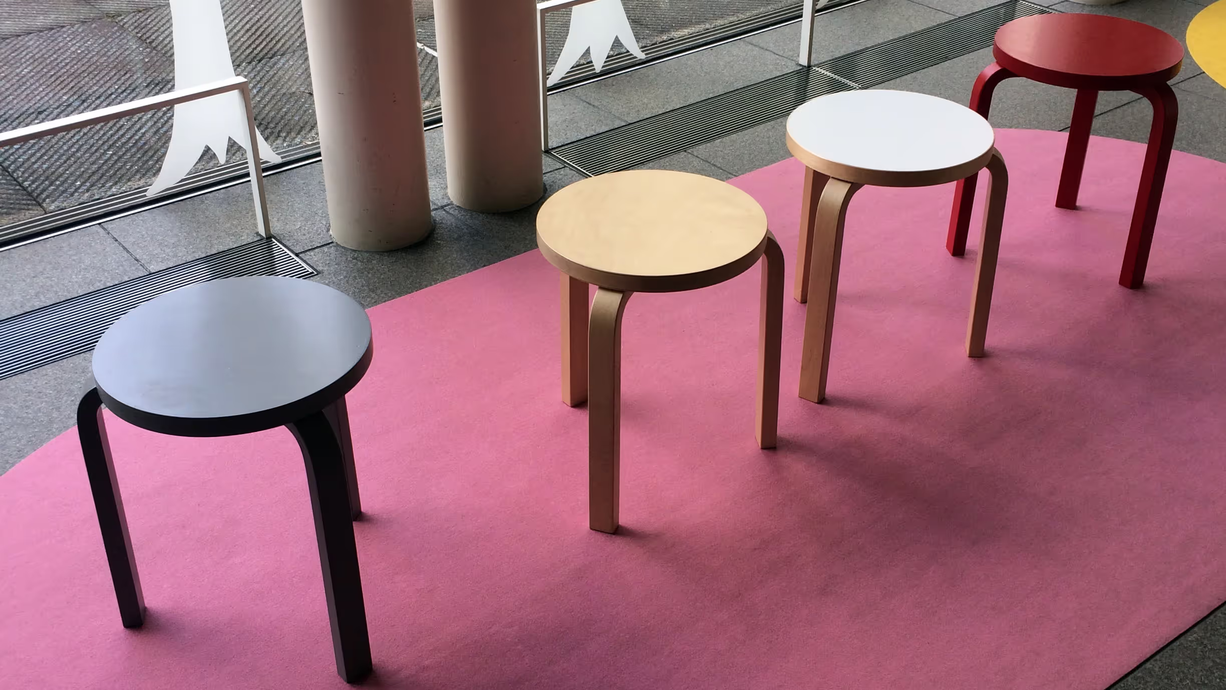 座って試せるスツール60の展示。