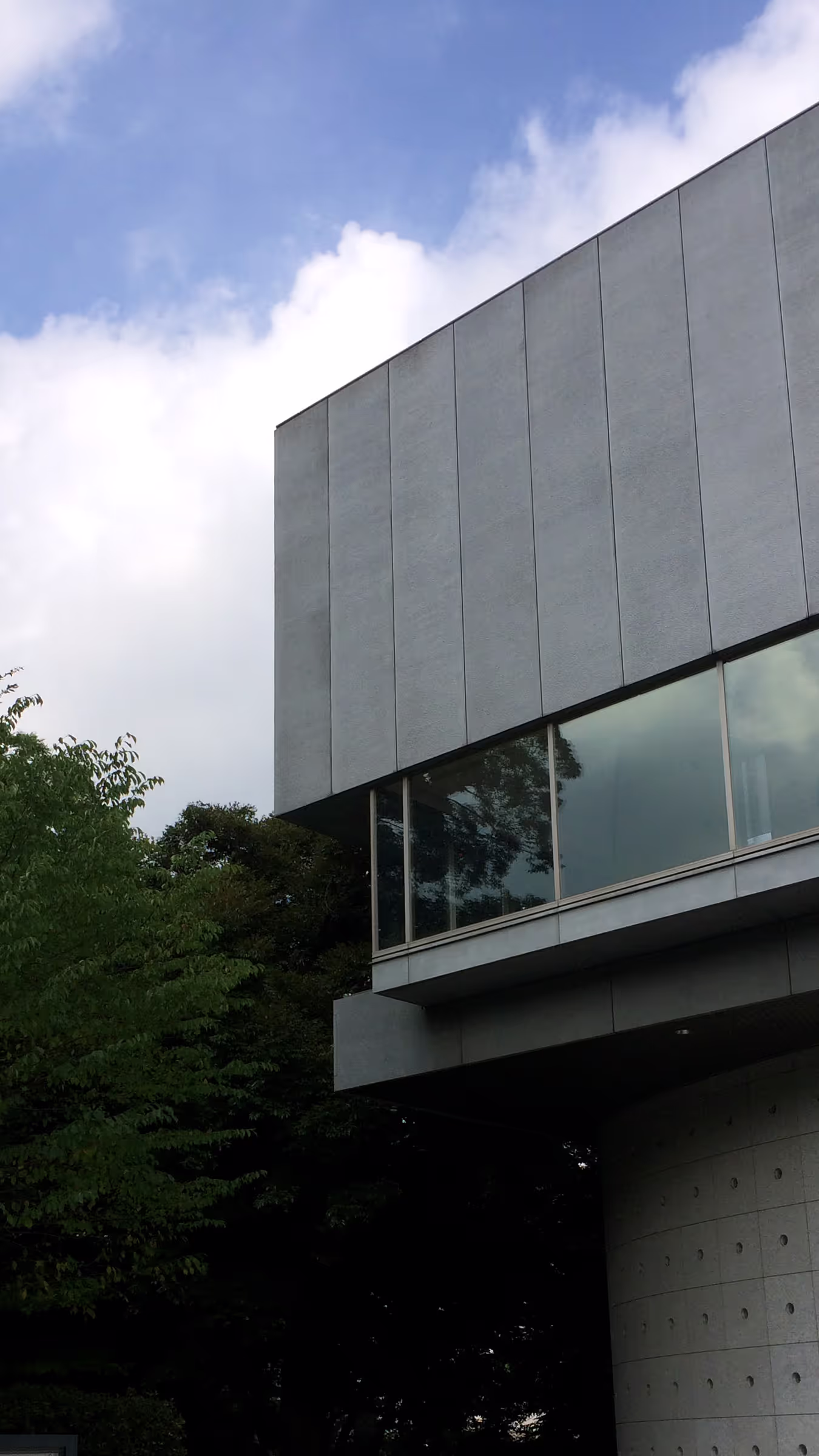 オーバーハングした2階部分が特徴的な芸大美術館。