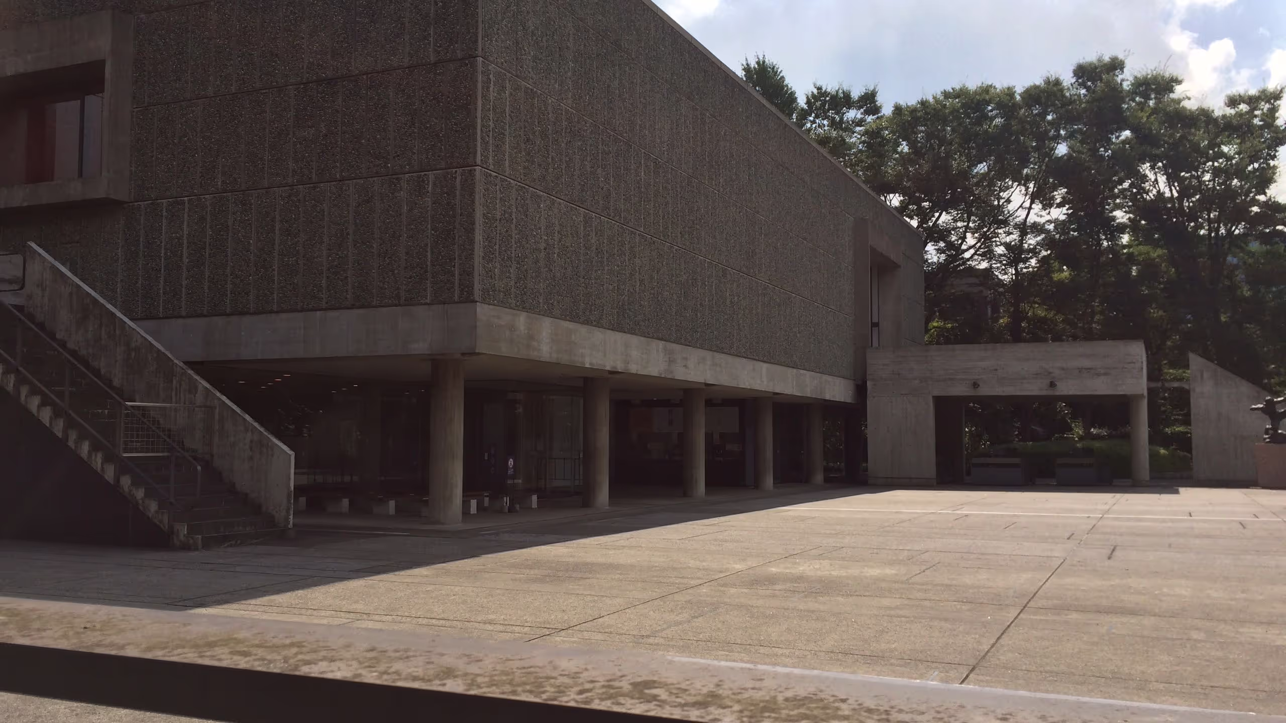 開館前で誰も人がおらず美しい国立西洋美術館。