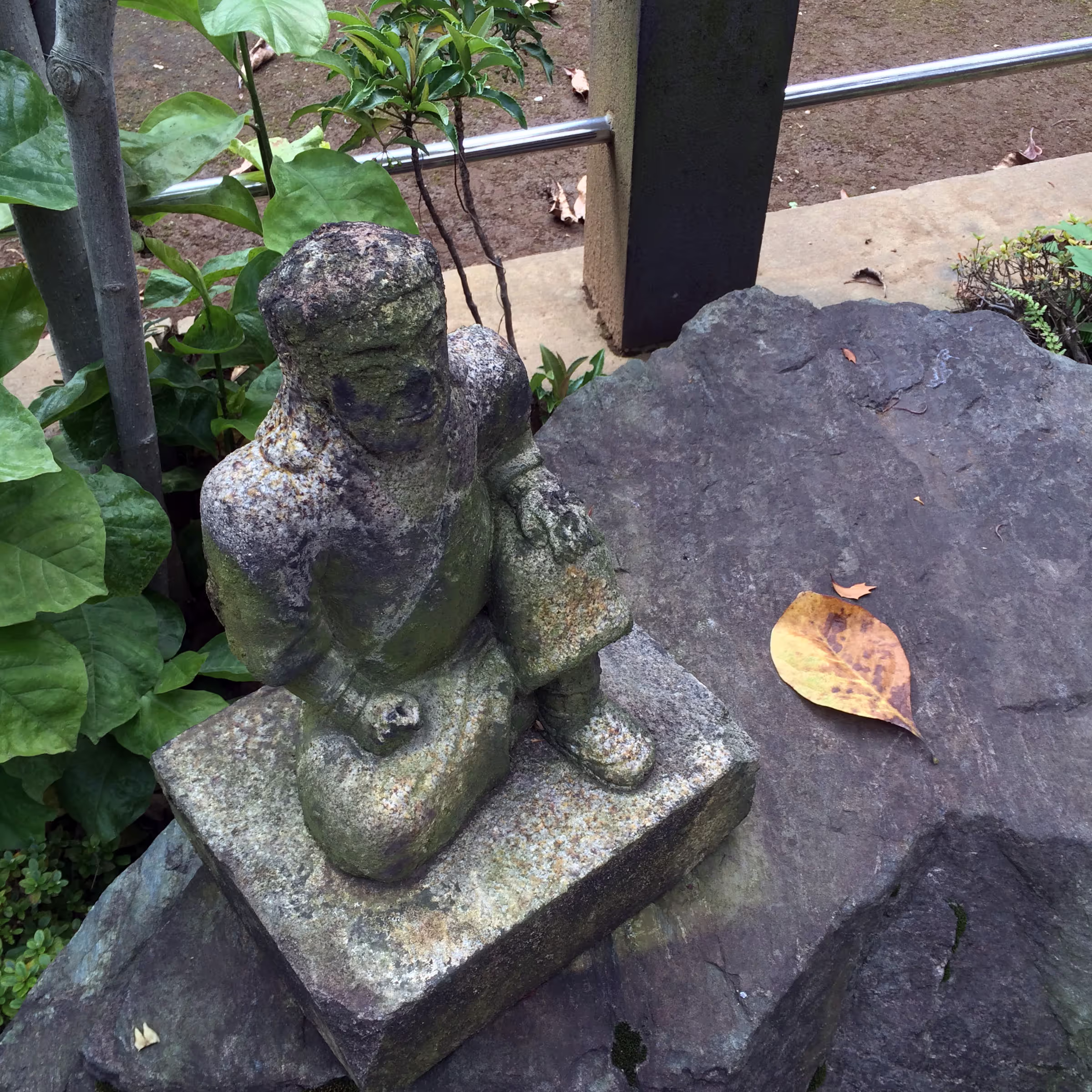 石の上の石像。