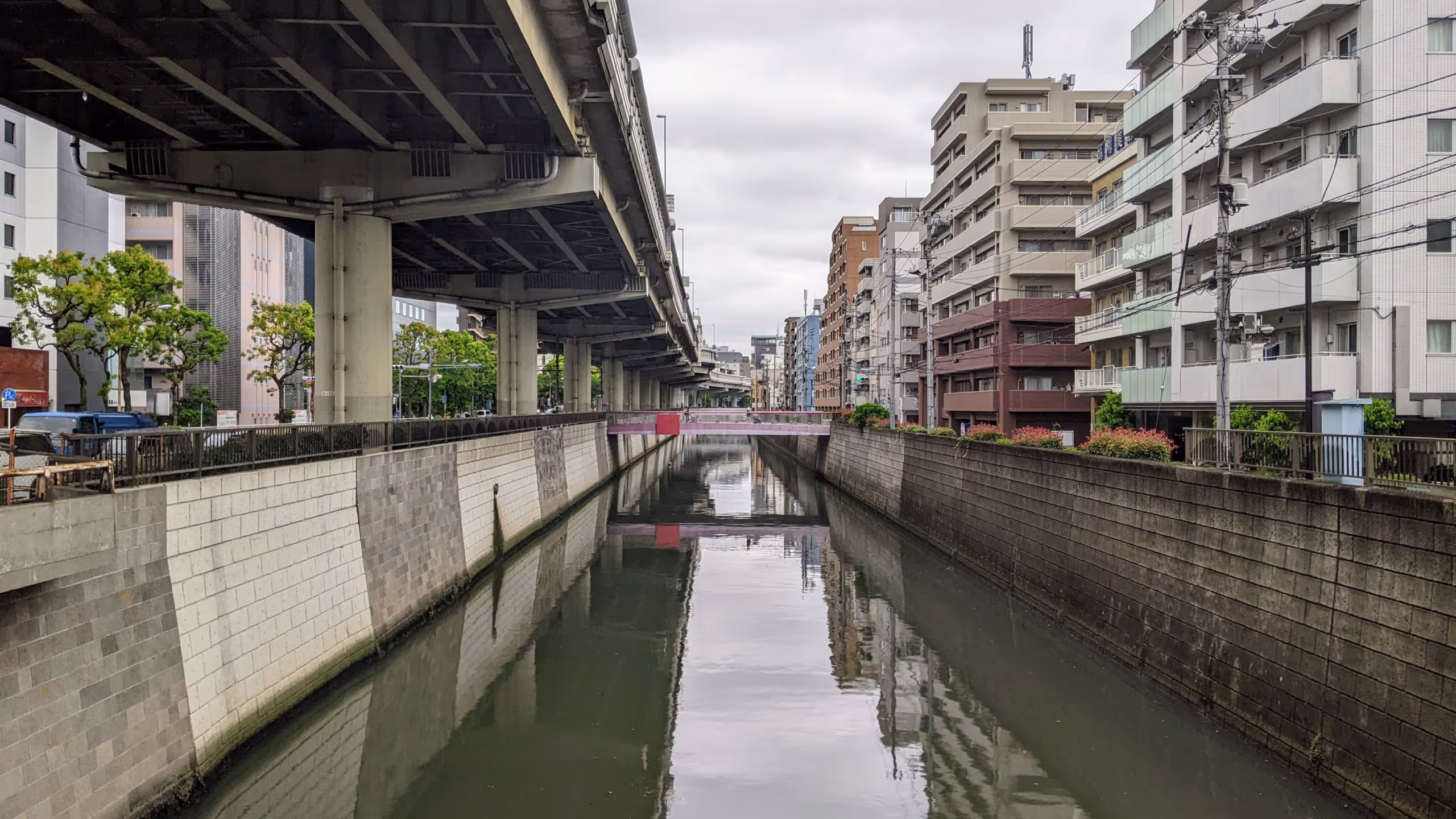 首都高の下を流れているため、非常に暗く陰鬱な神田川