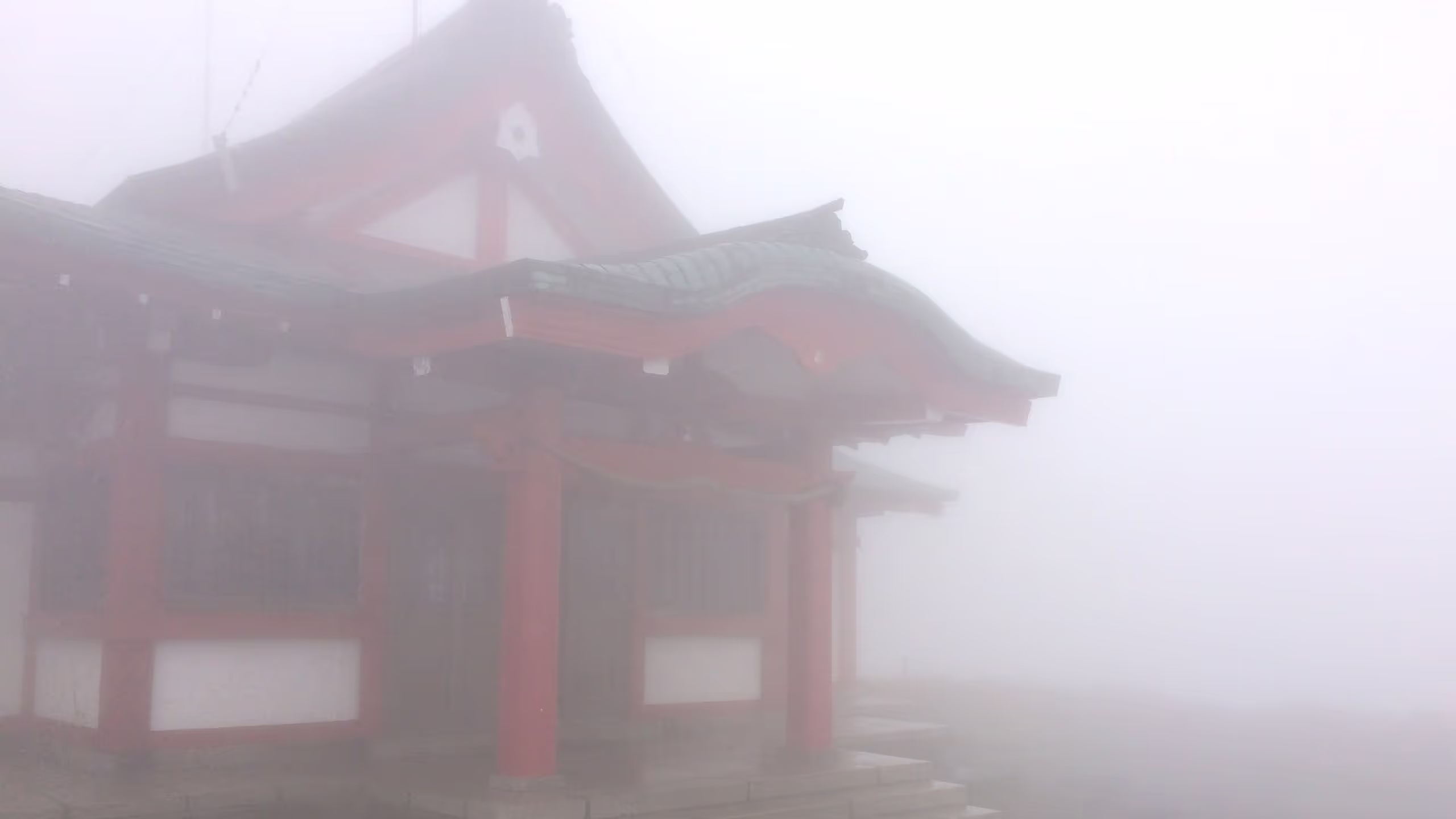 5mくらいしか離れていないところからでもうっすらとしか箱根神社元宮が見えない。