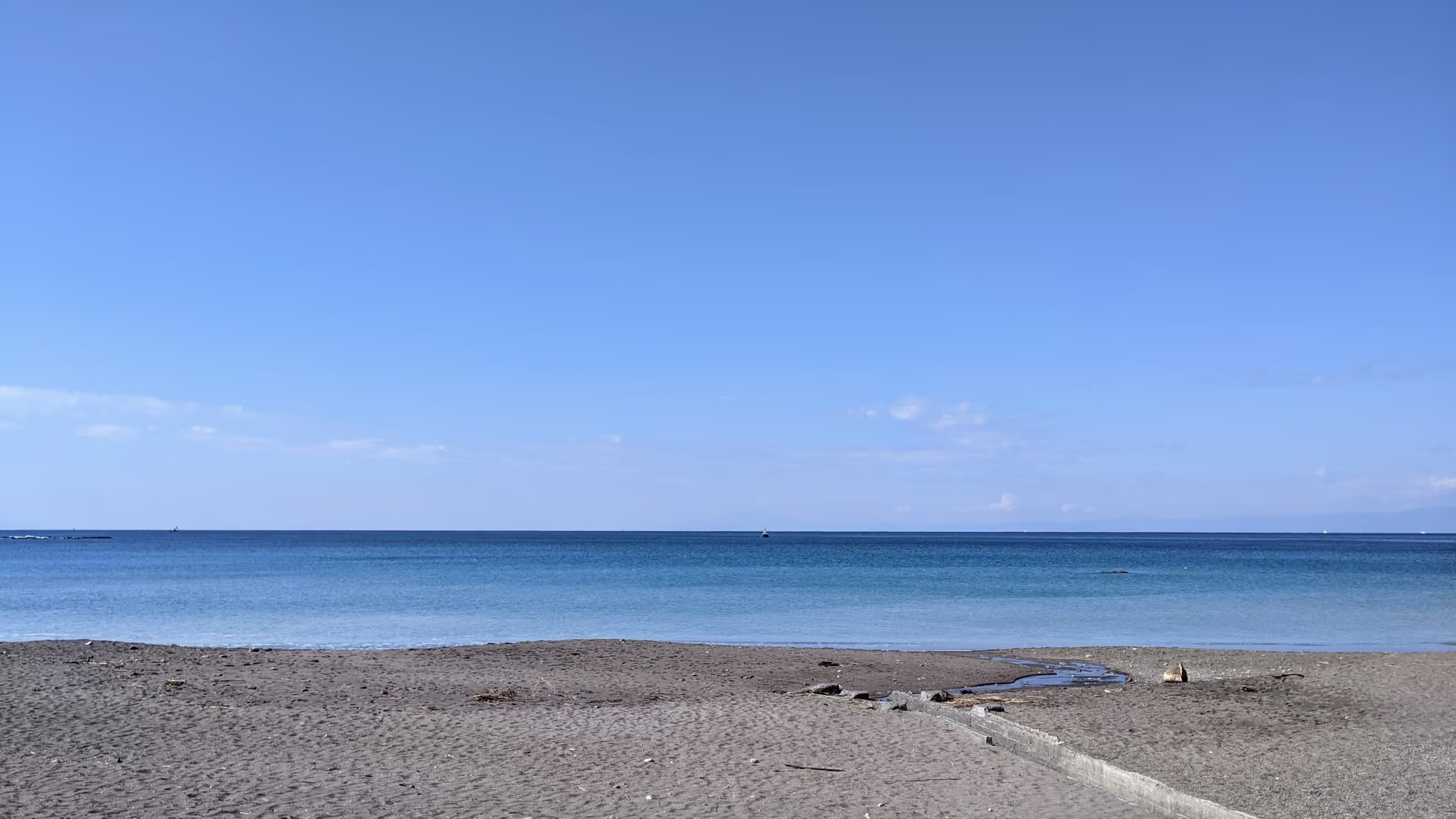 上から、青空、雲、海、砂浜。
