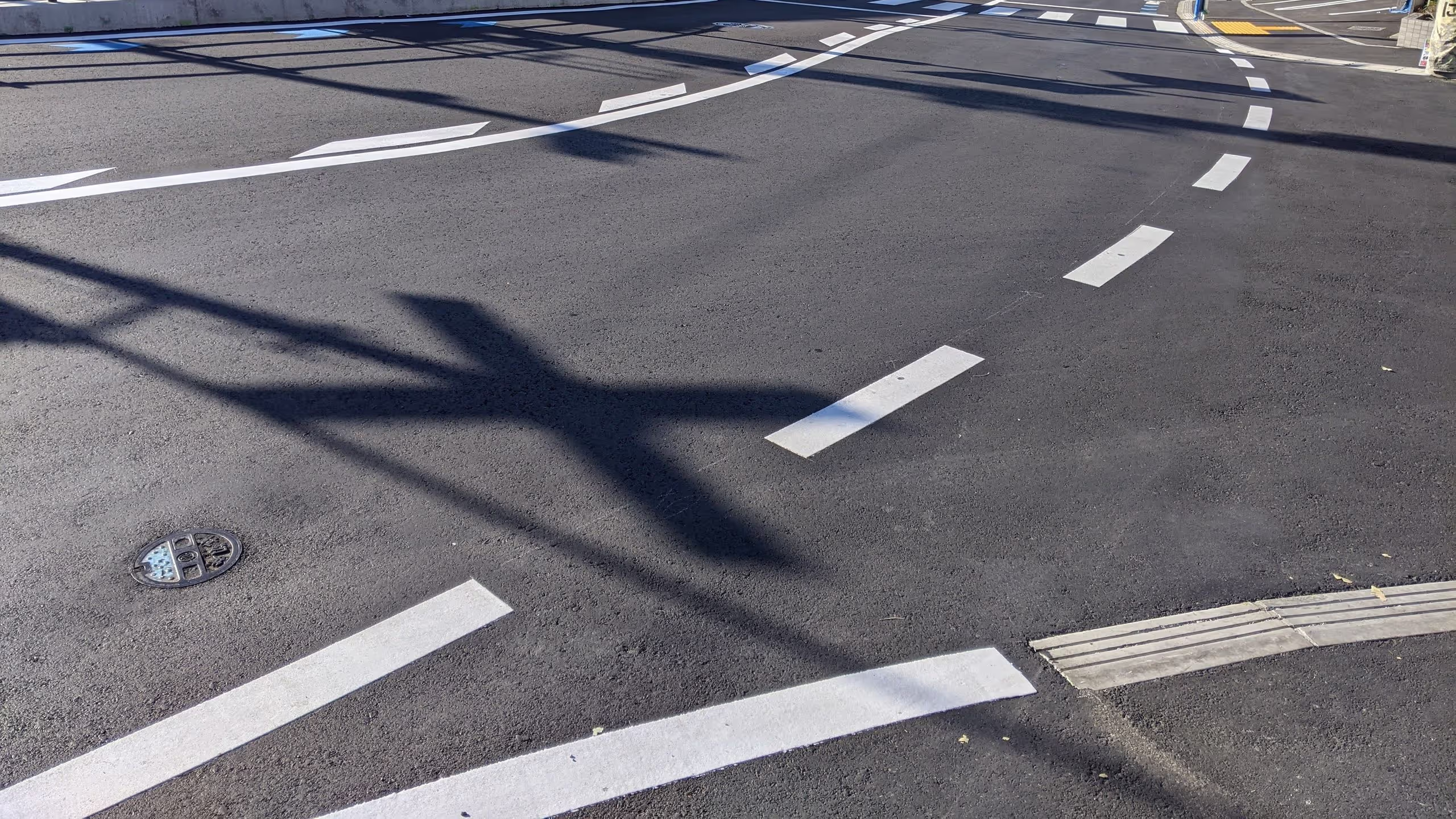 近所にあった狭い交差点の道が広くなり、歩道との段差がなくなったので、利便性が上がると同時に危険性も上がった。