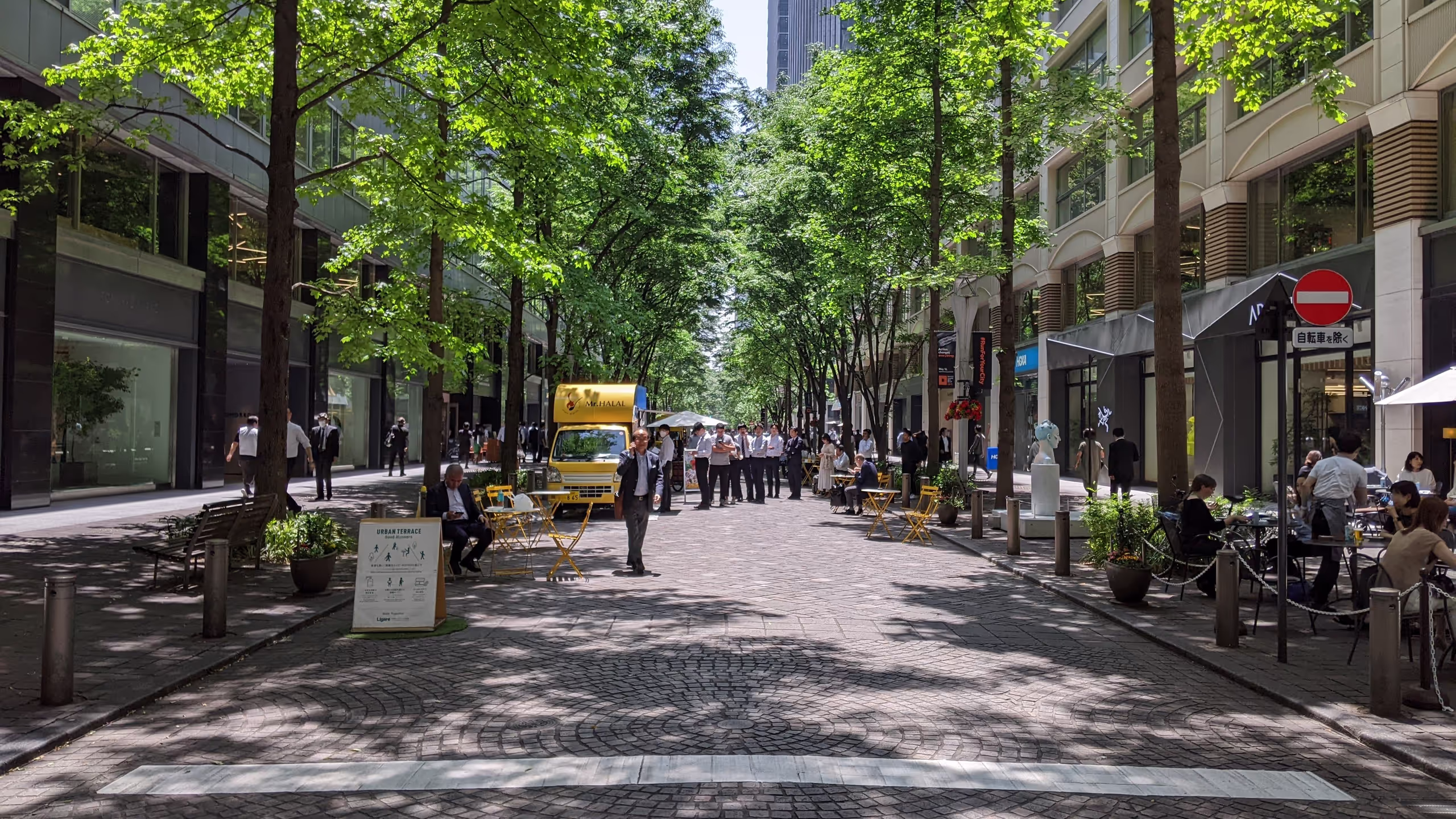 昼時の仲通りはすっかり以前の様子で、歩行者天国に置かれたテーブルの間を人が行き交っている