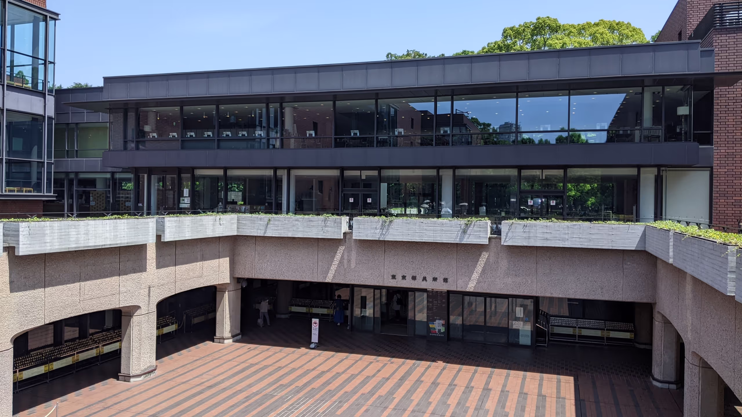 建物の正面入口は、高さ制限を回避するため、少し掘り下げている