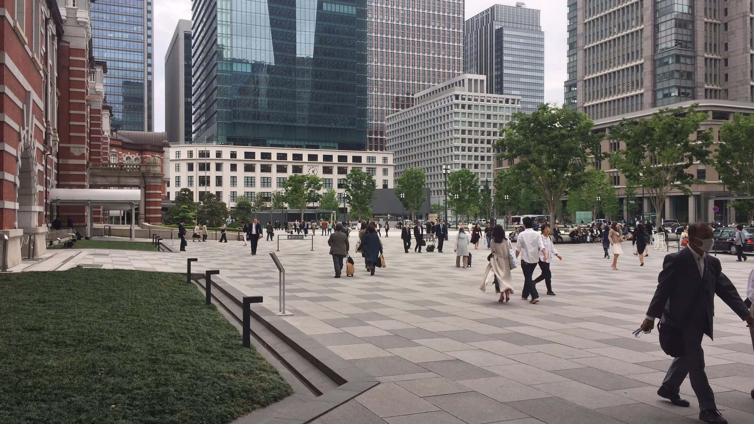 東京駅の丸の内口前はただただ広く何もない。