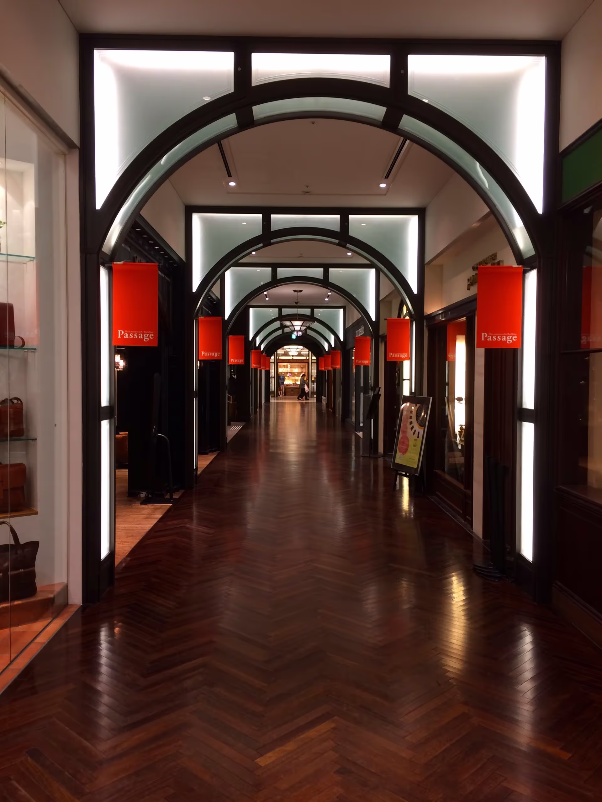 新丸ビルの1Fにだけアーケード風で落ち着いた雰囲気の通りがある。