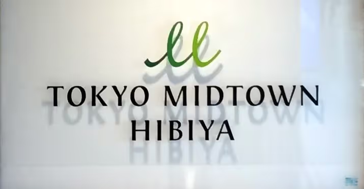 筆記体で書いた緑色のMとセリフのオールキャプスを組み合わせたロゴ。