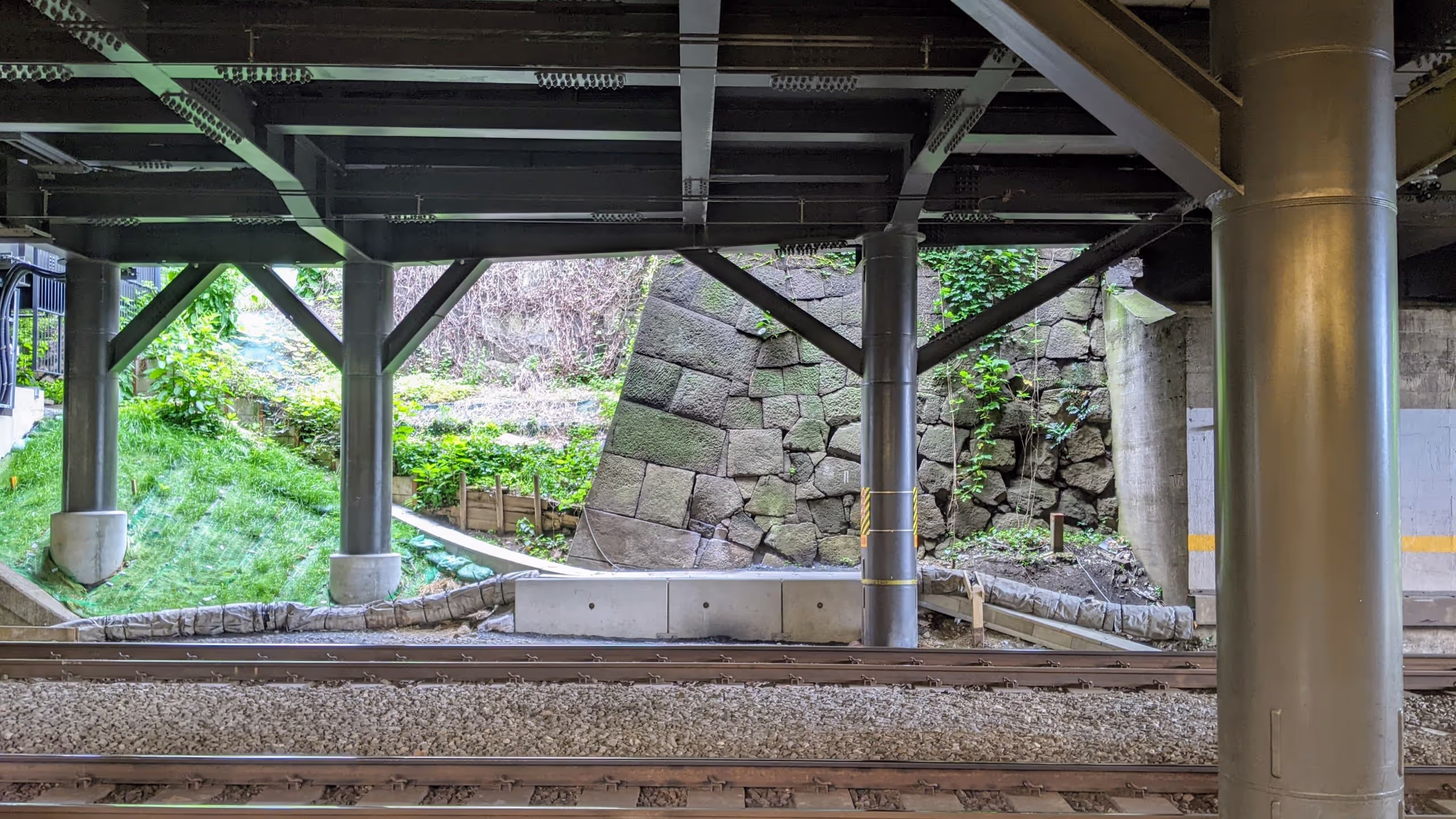 ホームから石垣がちょっと見え、近世の土台と現代の土台が共演している