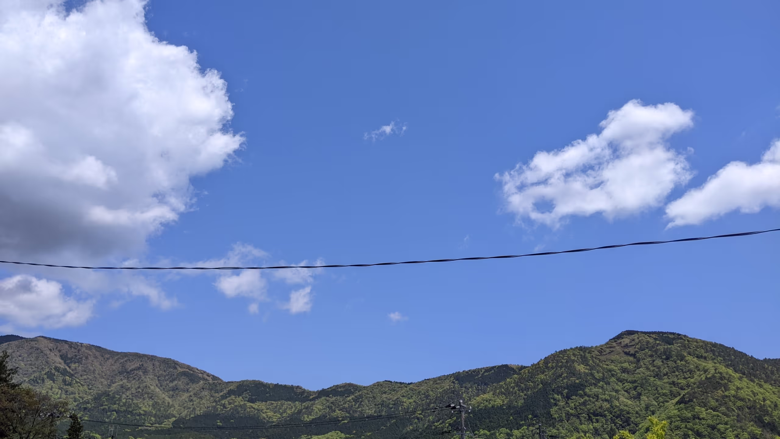 良く晴れており、青空の中に山の稜線がくっきりと描かれている