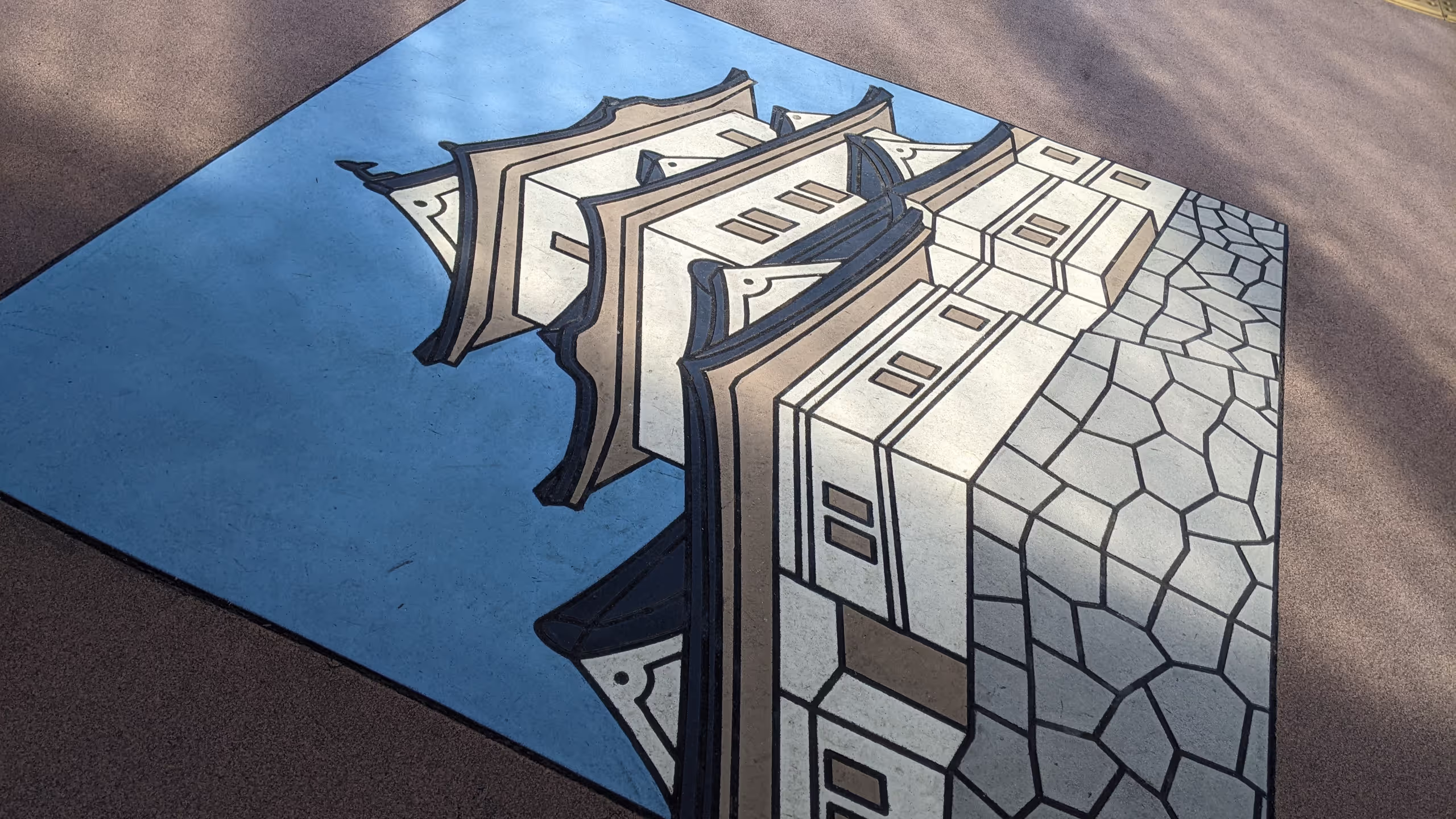 ホームの床に小田原城のイラストが描かれている