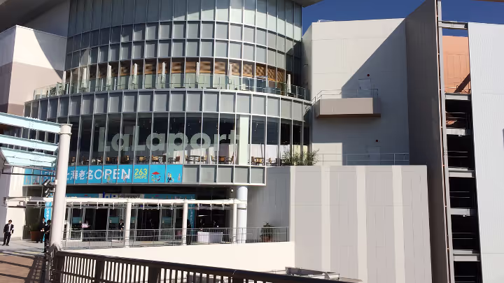 駅側のプロムナード側から見て正面。