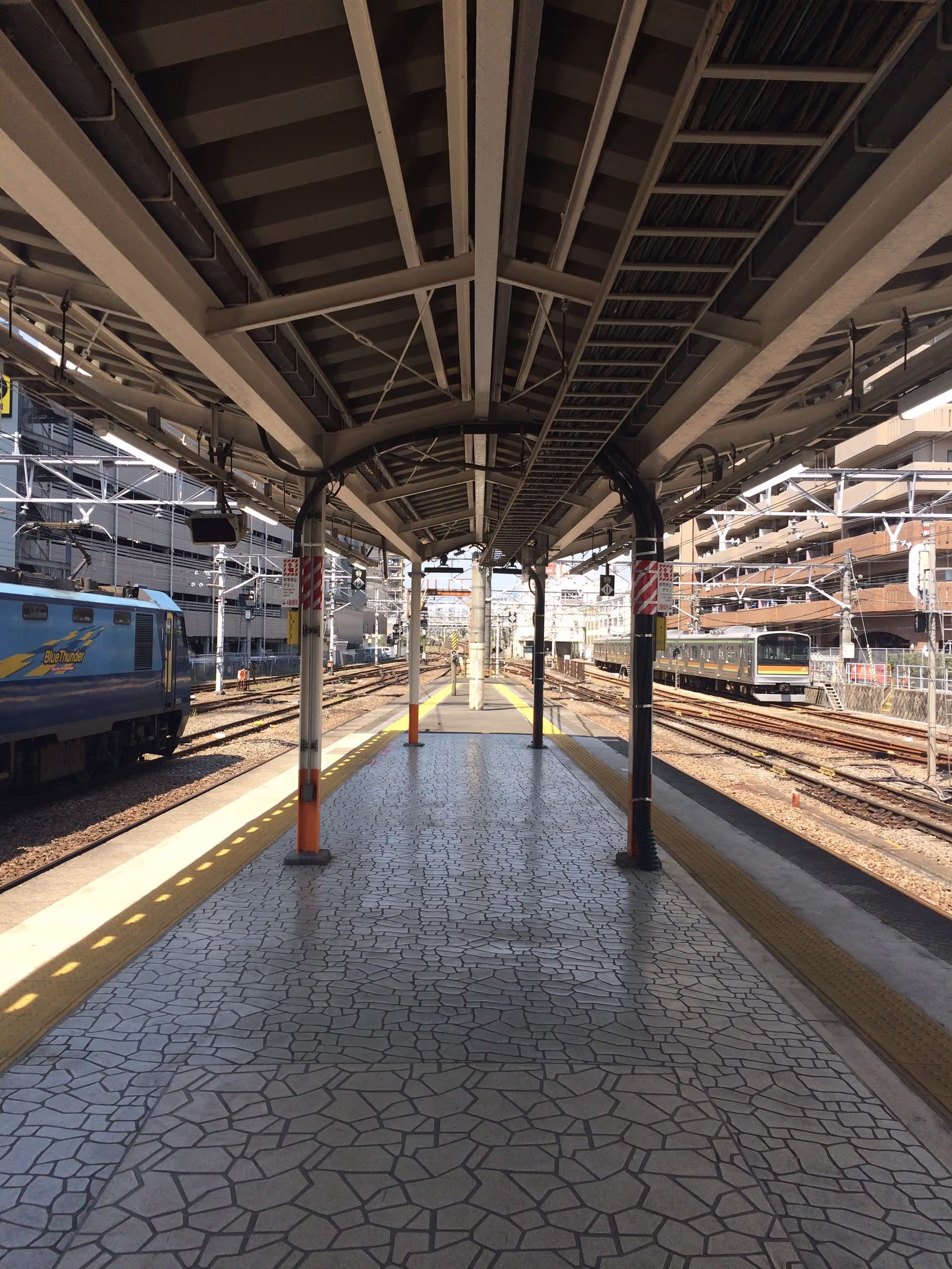 いわゆる駅のホームという様子。