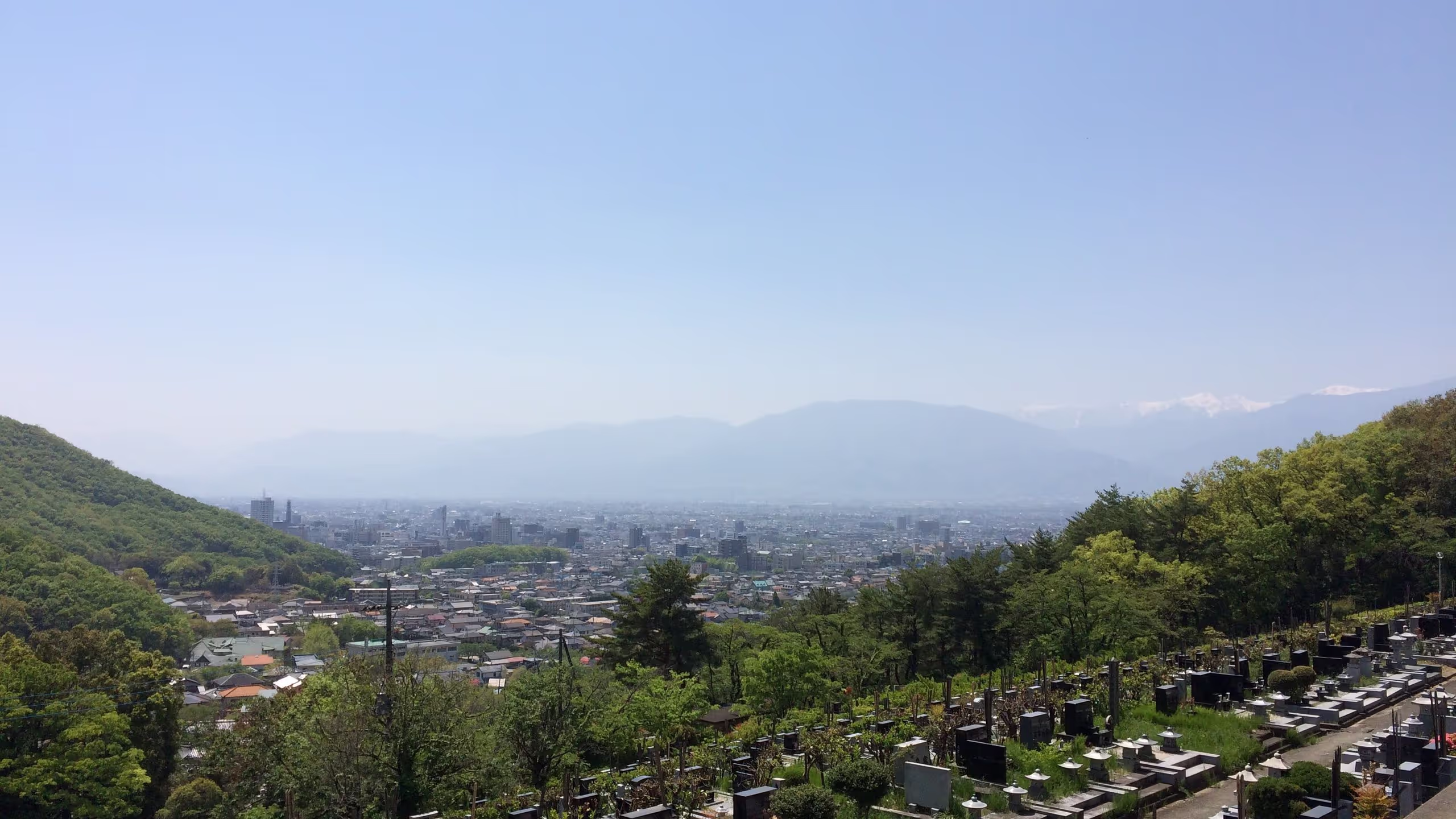 いつもの所から日本アルプスを望んだ様子だが、急に暖かくなったせいか、もやが強くあまりきれいには山脈が見えない。