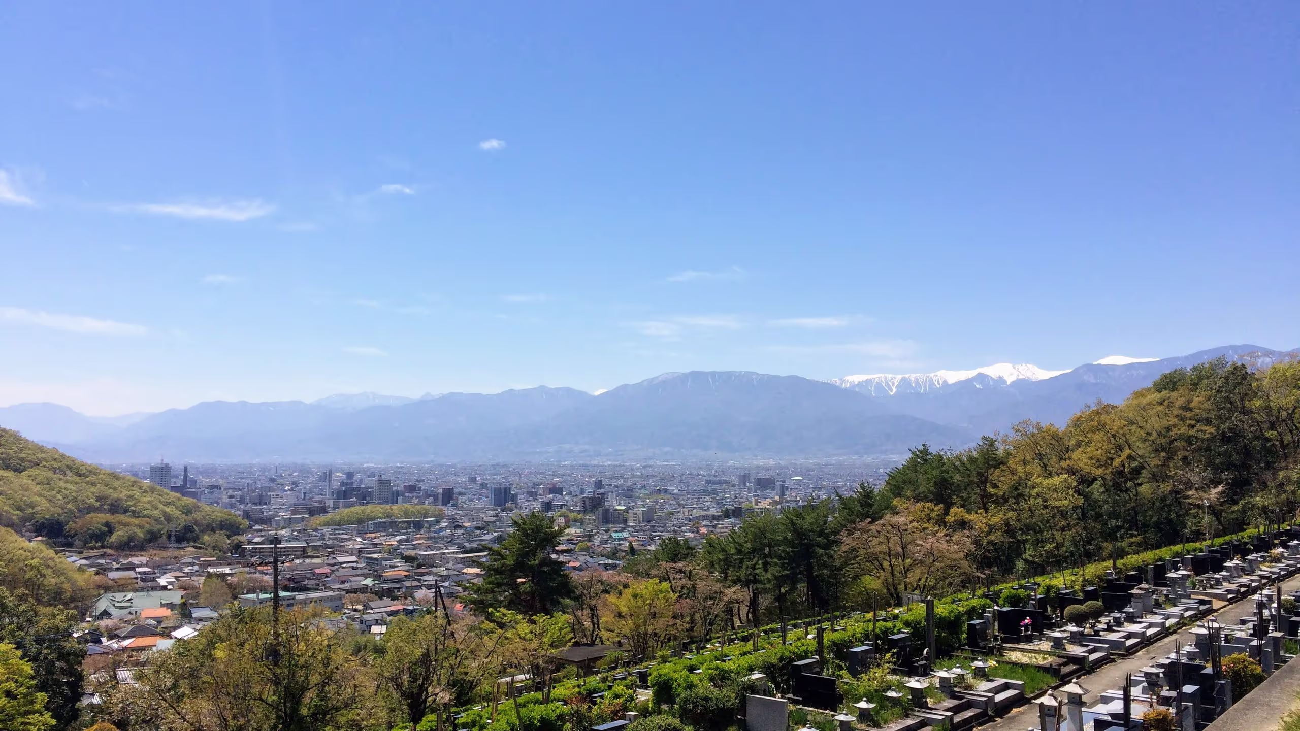 北岳あたりはまだ白いが、四月半ばなので、他はもうすっかり春の山になっている。