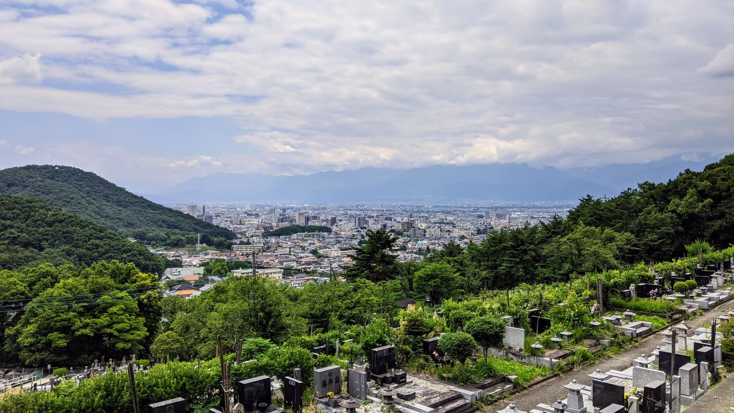 ちょっと雲が多いが、日差しは強く、甲府市街地はなかなかいい天気だった。