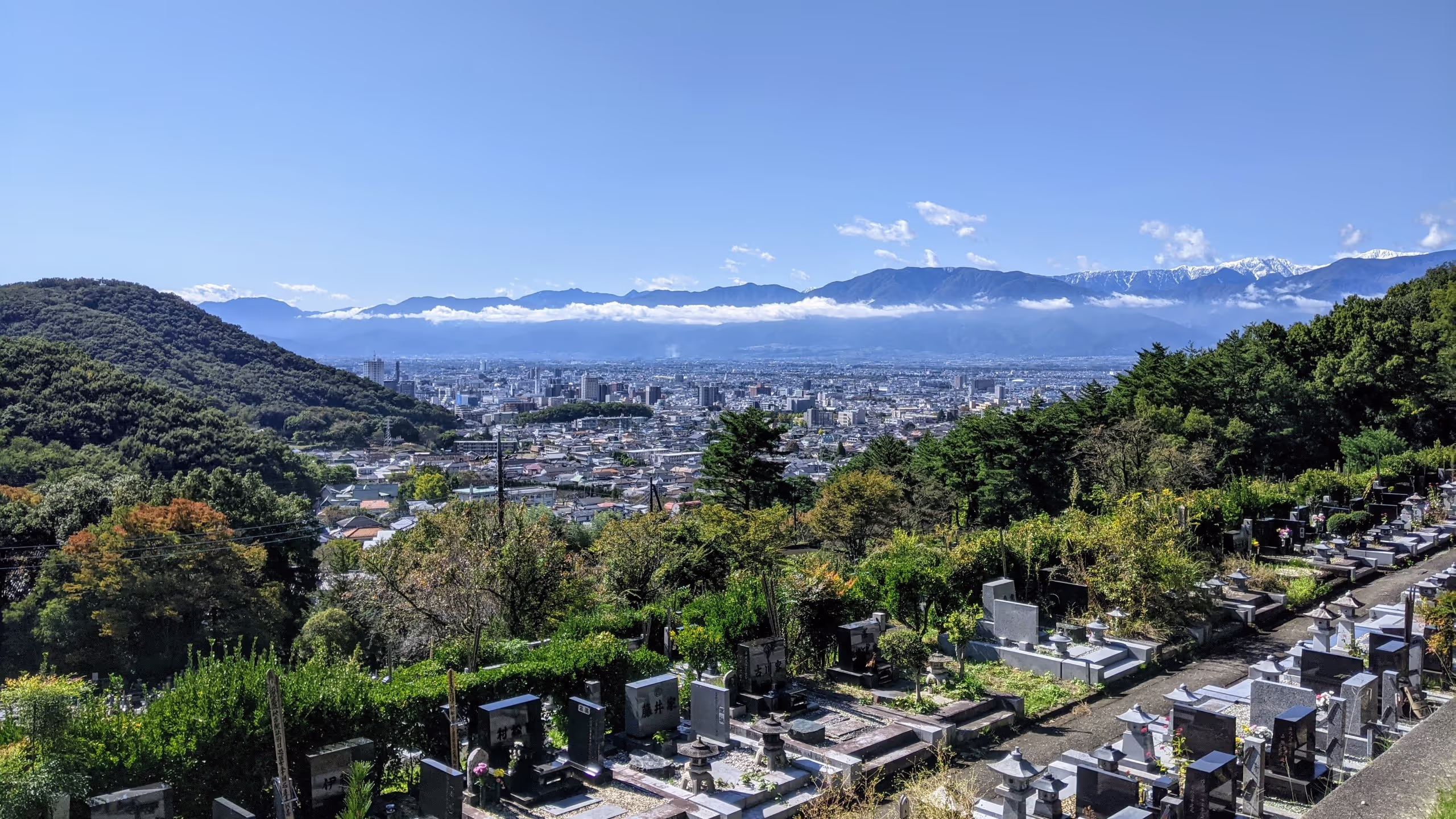 よく晴れているが、雨上がりのため、まだ南アルプスの山々に雲がかかっている