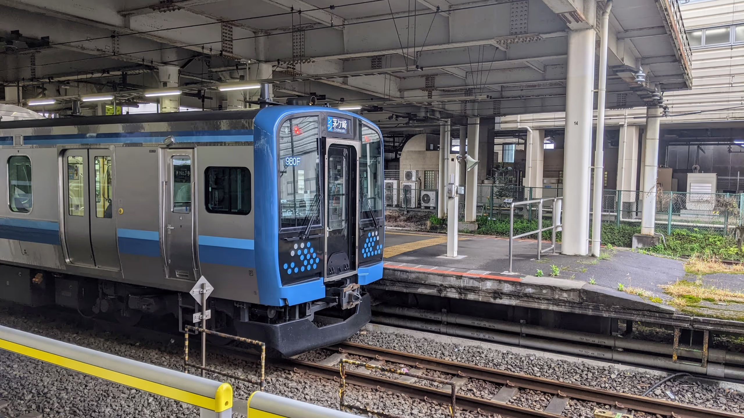 側面は旧型車両と同じように銀地に水色と青の線のままだが、正面が真っ黒になり、波をイメージした意匠が青のドットで飾られている