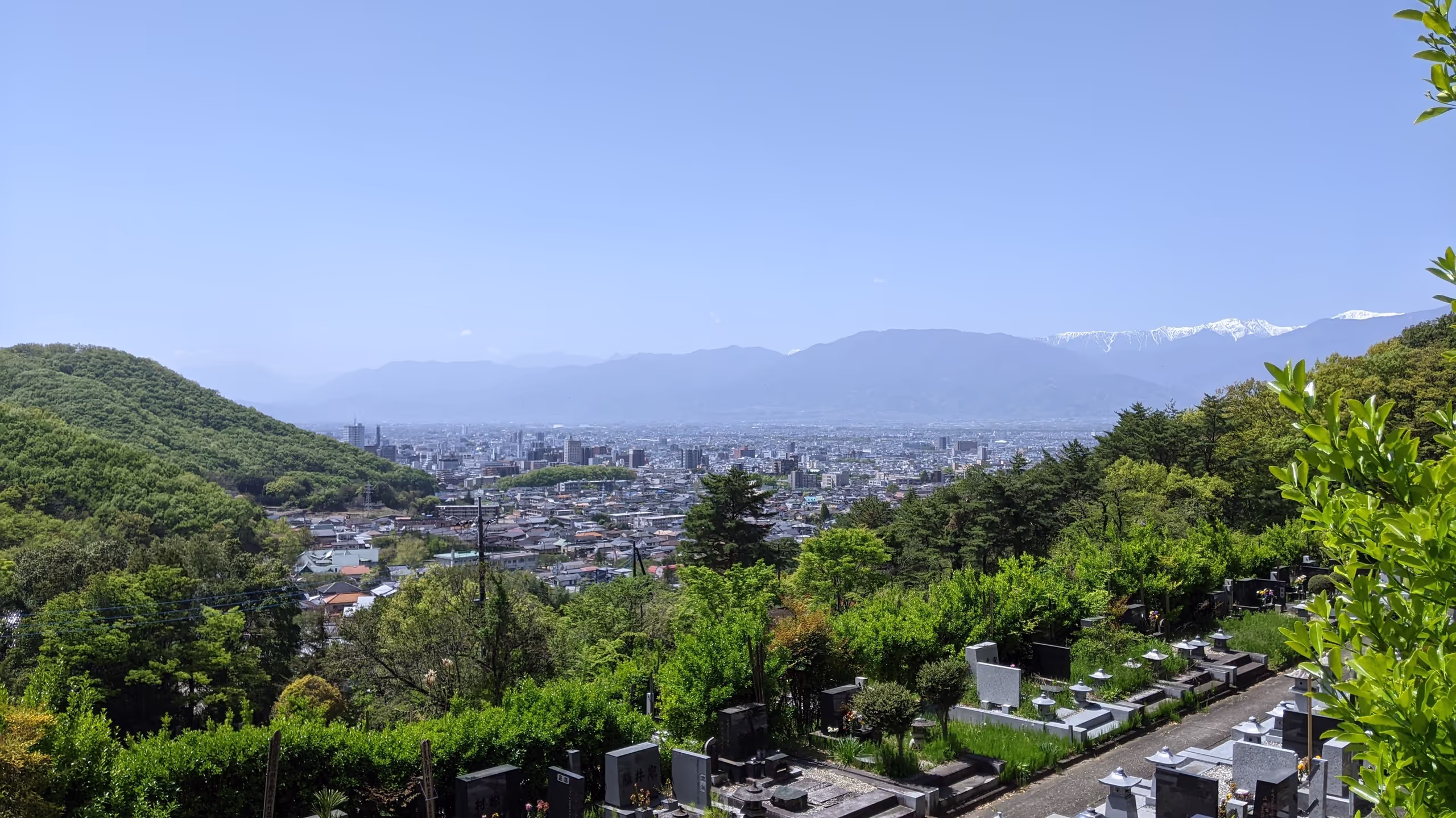 雲一つない快晴にもかかわらず、黄砂のため南アルプス山脈の山々にもやがかかっている