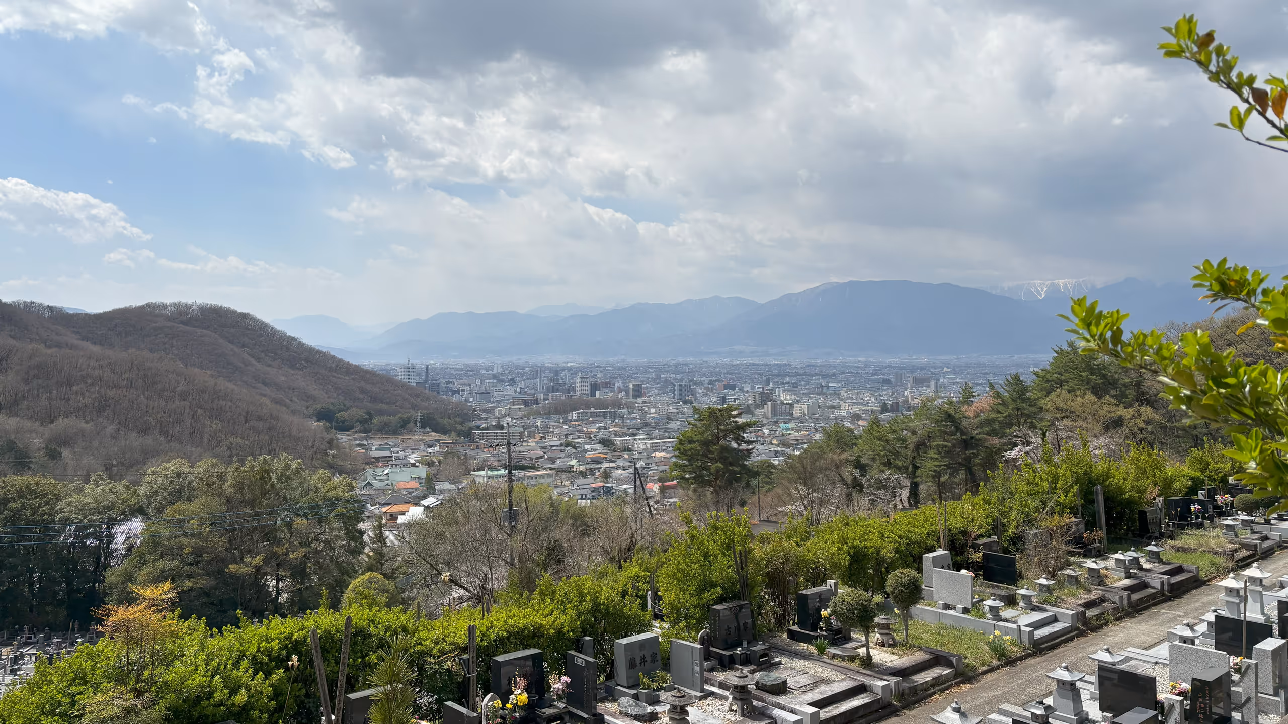 甲府の市街地は明るく見通せるが、周囲の山は雲に隠れており、見晴らしがあまり良くない