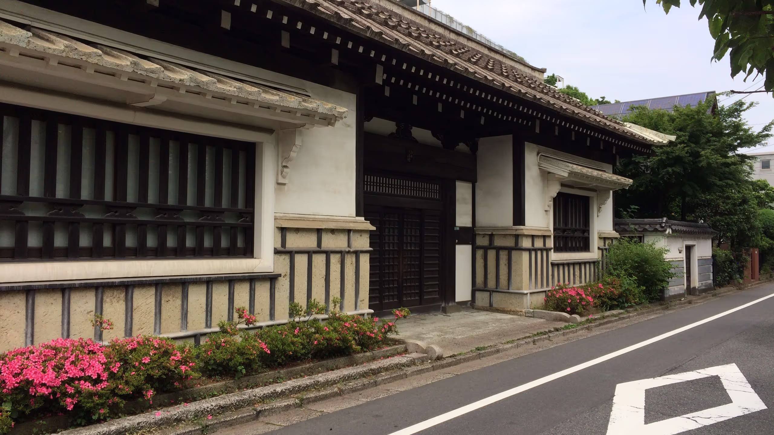 白壁と黒い柱のコントラストが印象的な屋敷。