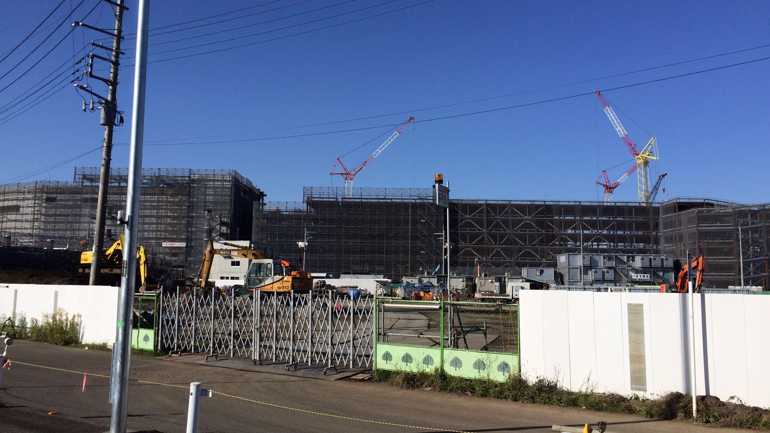 巨大クレーン3台で建築が進むららぽーとの様子。