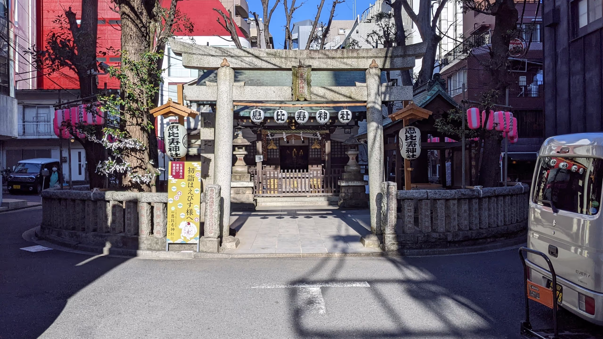 鳥居と本殿のみとコンパクト、かつぐるっと道路に囲まれている