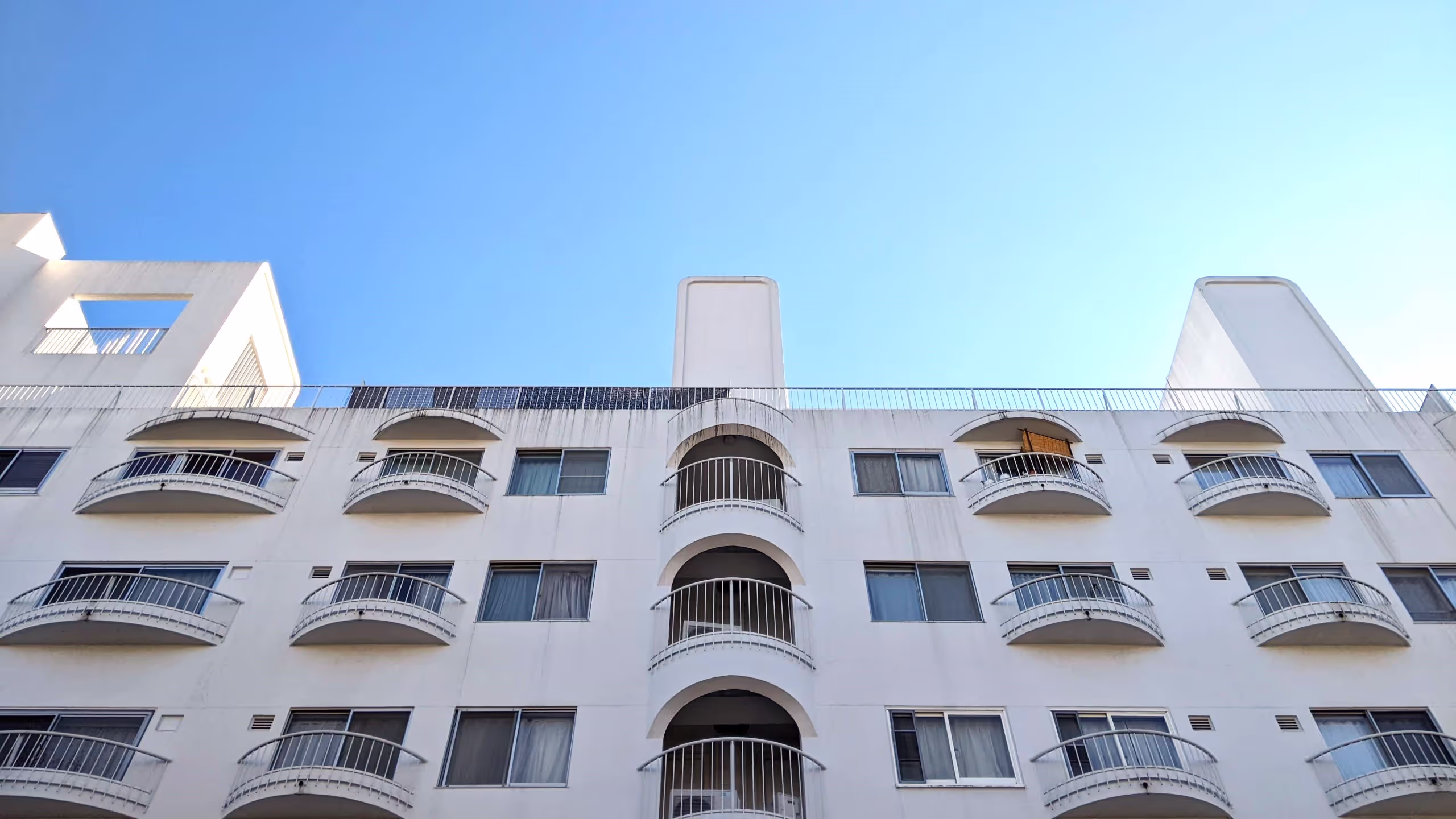 なんてことはない集合住宅だが、テラスの出っ張りが丸いだけで随分とかわいげがある