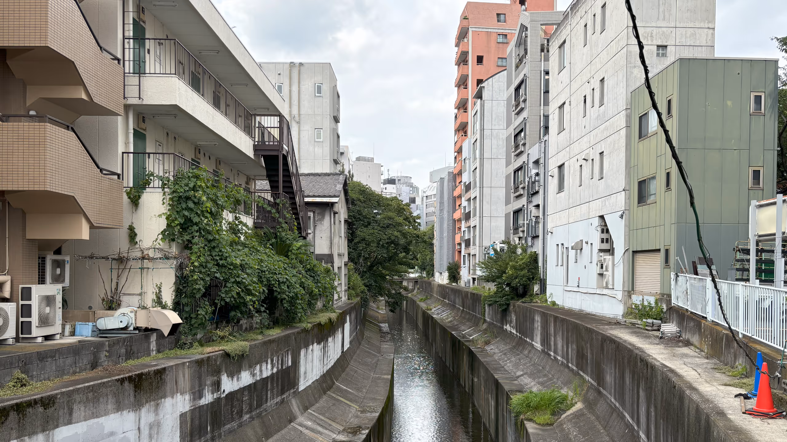 明治通りの手前で天現寺方面へと流れていく川を越える