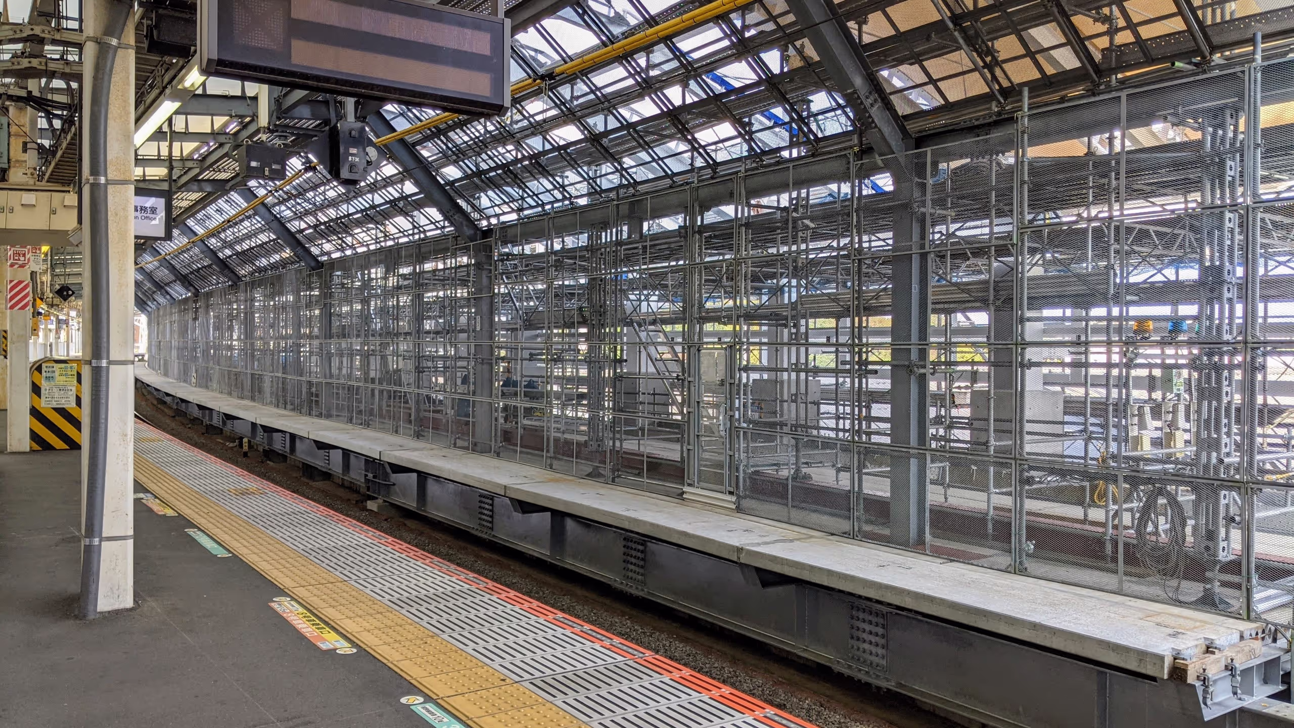 線路の外側に新しくホームが建設されている