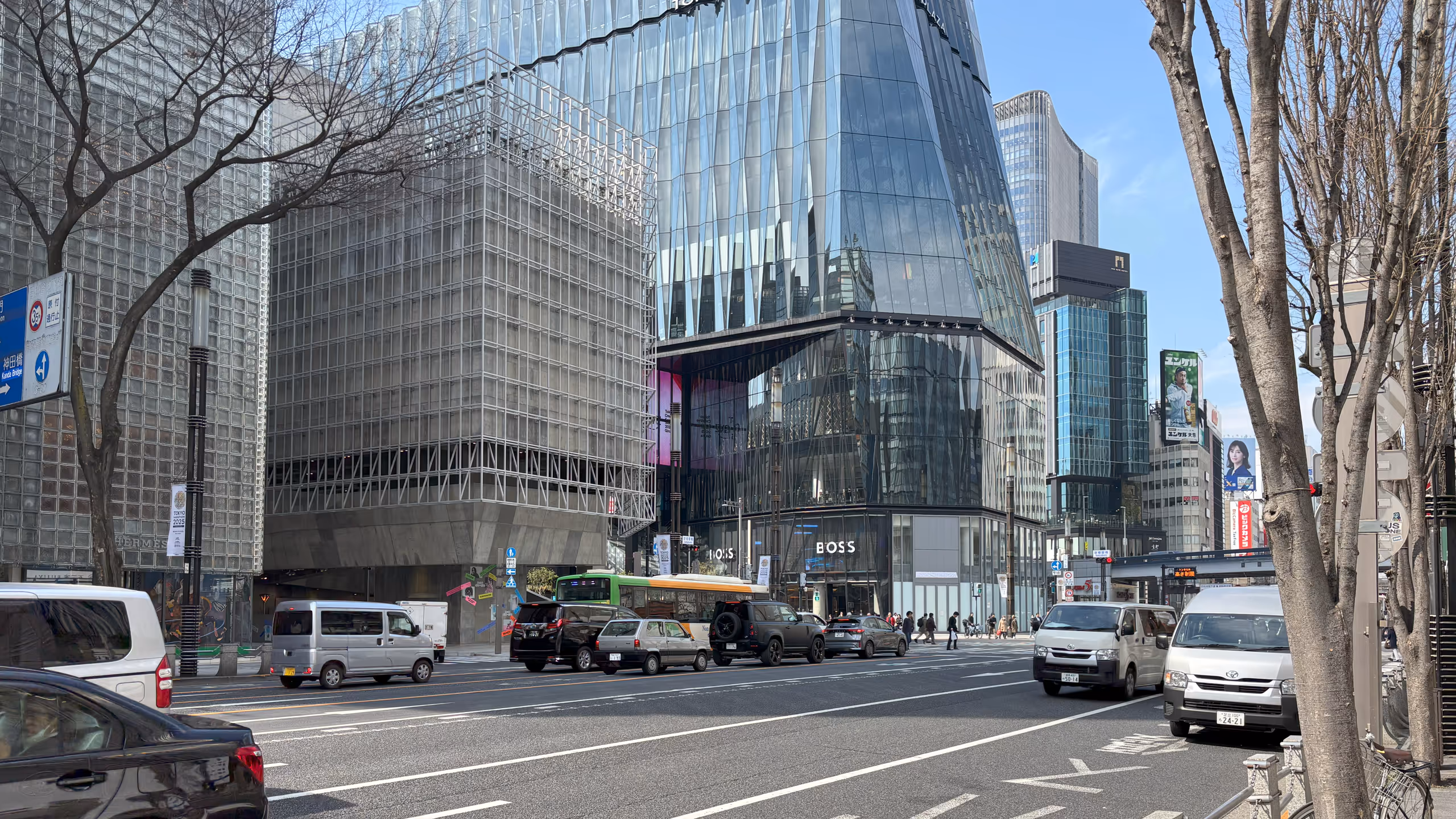 広い道路の向こう側に、銀座周辺では珍しい低層の建物が建っている。建物は打ちっ放しのコンクリートで、その周囲を白い格子状の鉄骨が覆っている。
