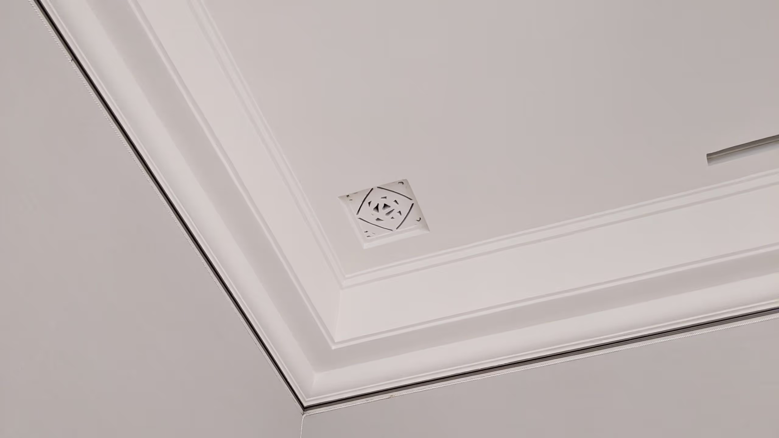 天井の排気口は部屋に寄って違い、この部屋では花模様になっている。