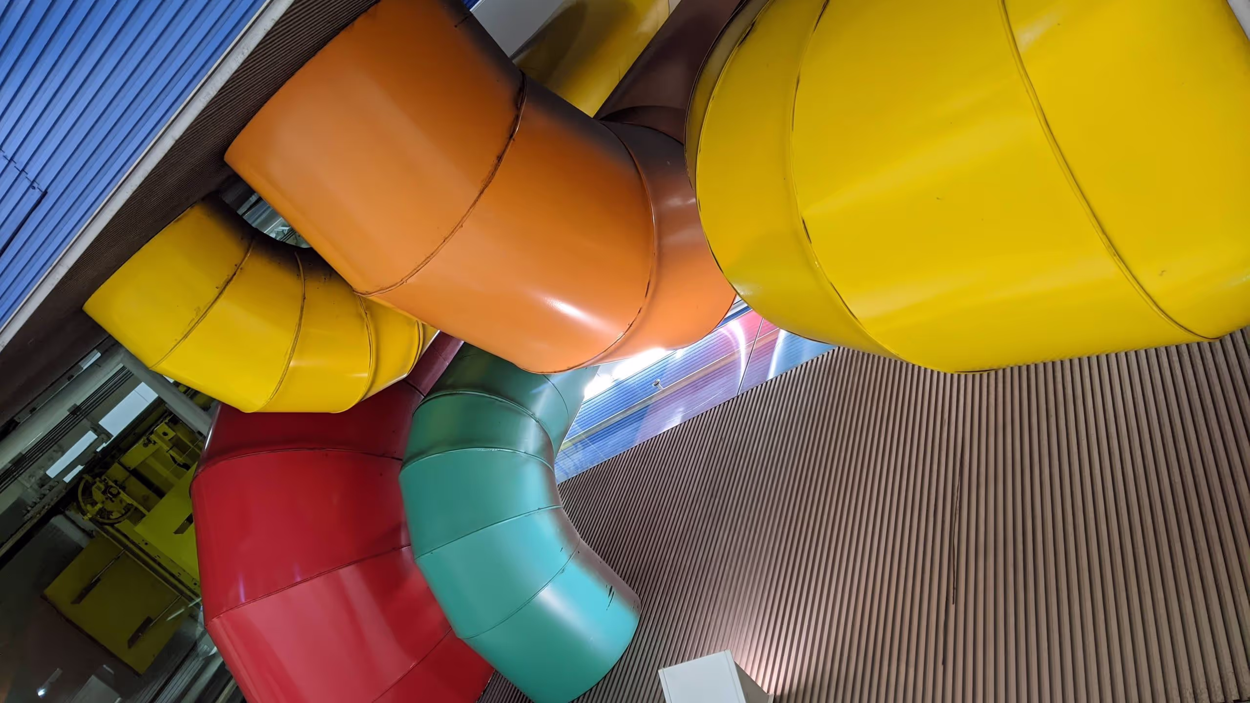 赤黄緑橙の太い配管が、駅の天井を貫いている。