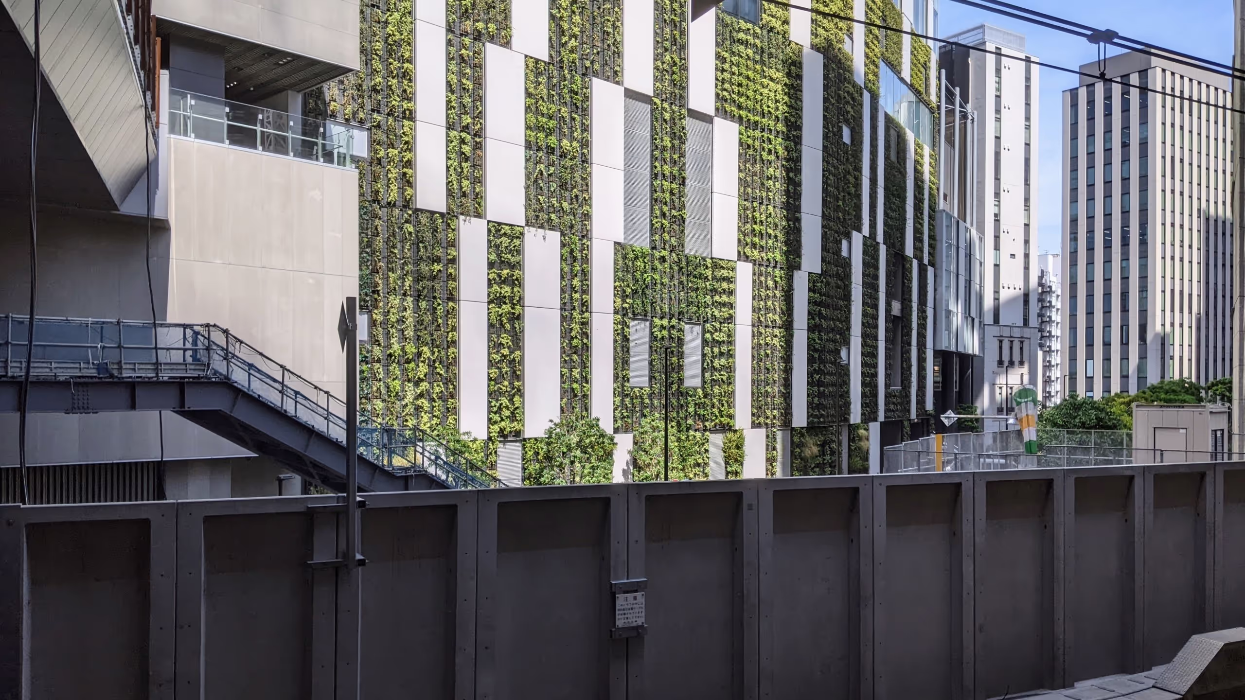 ビルの側面に植栽が行われている  