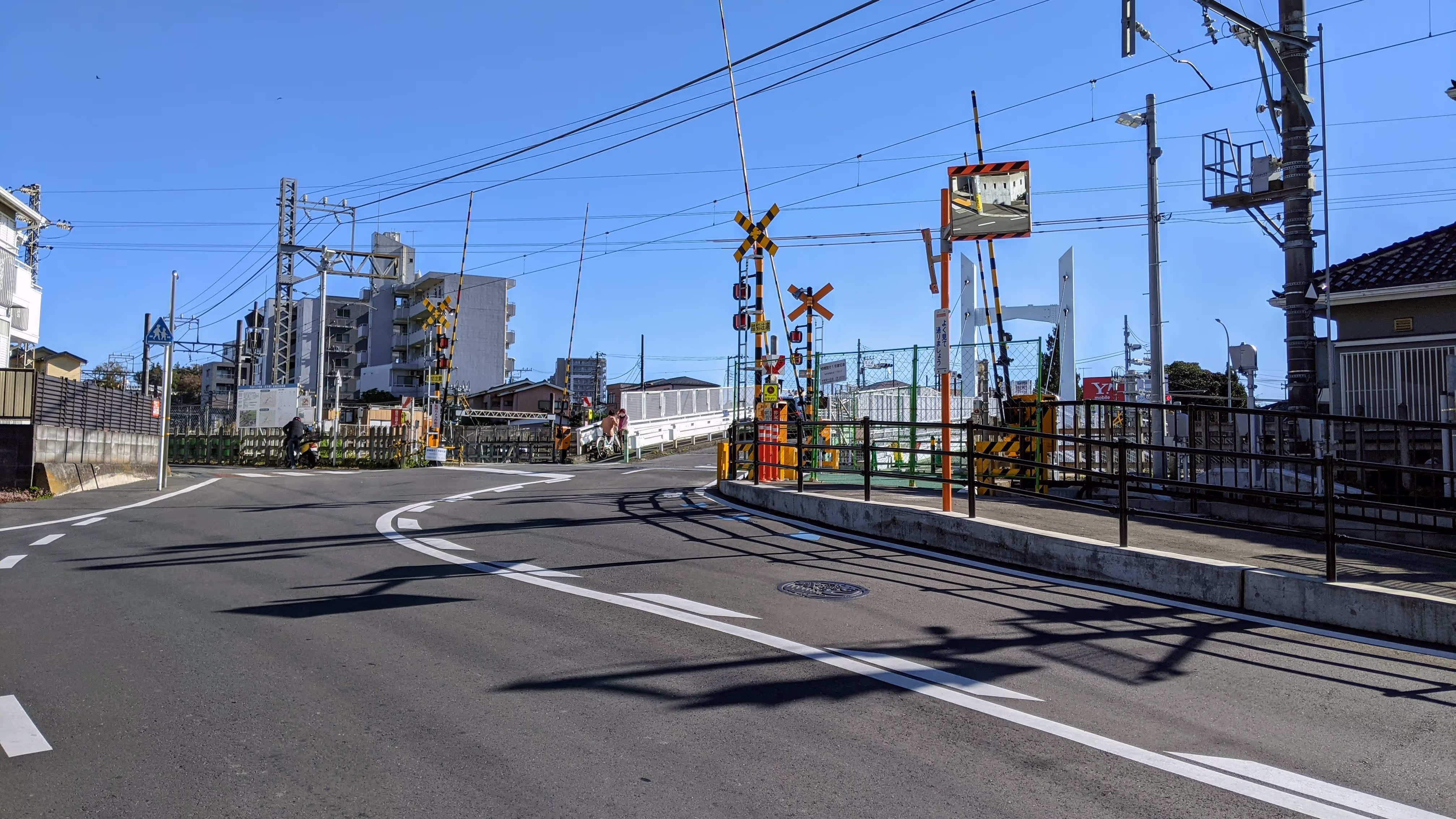 普通サイズの踏切のすぐ右に、小さい踏切が新設されている