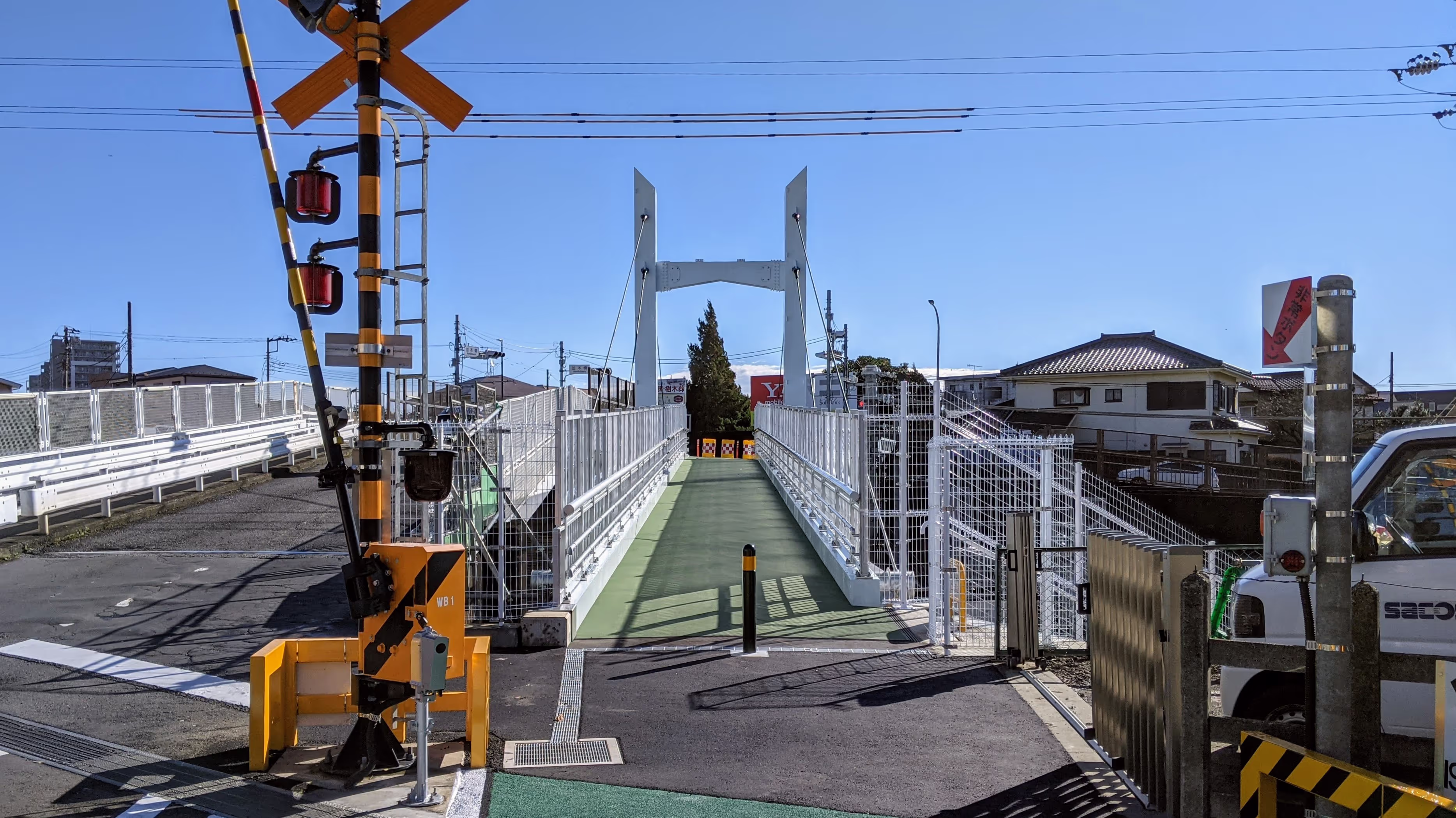 古くからある車道の橋の横に、柱ひとつで吊られた歩道橋が開通した