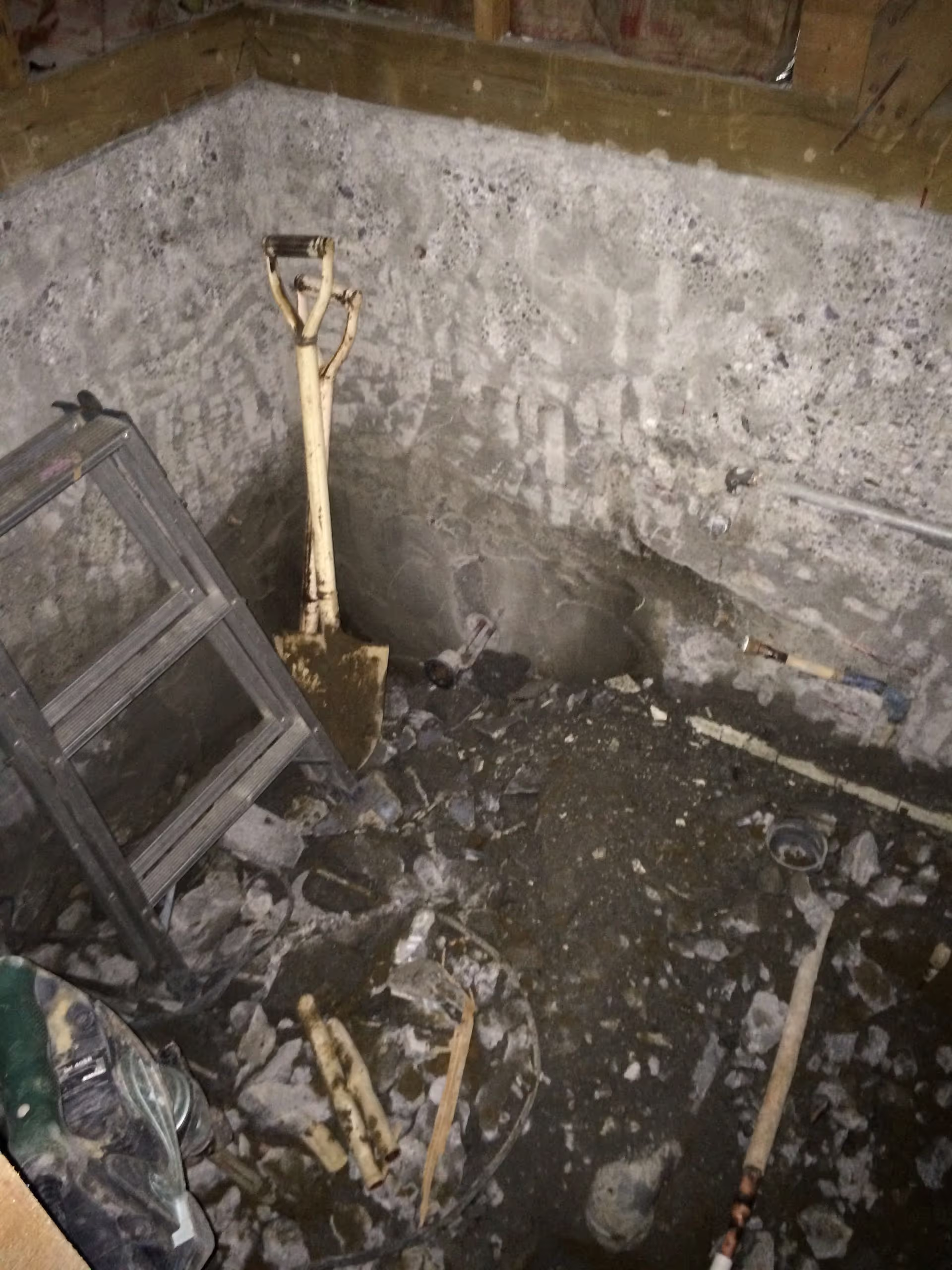 風呂が完全に解体され、風呂桶の代わりに脚立とスコップが「これらで体を洗ってください」と言わんばかりに置かれている。